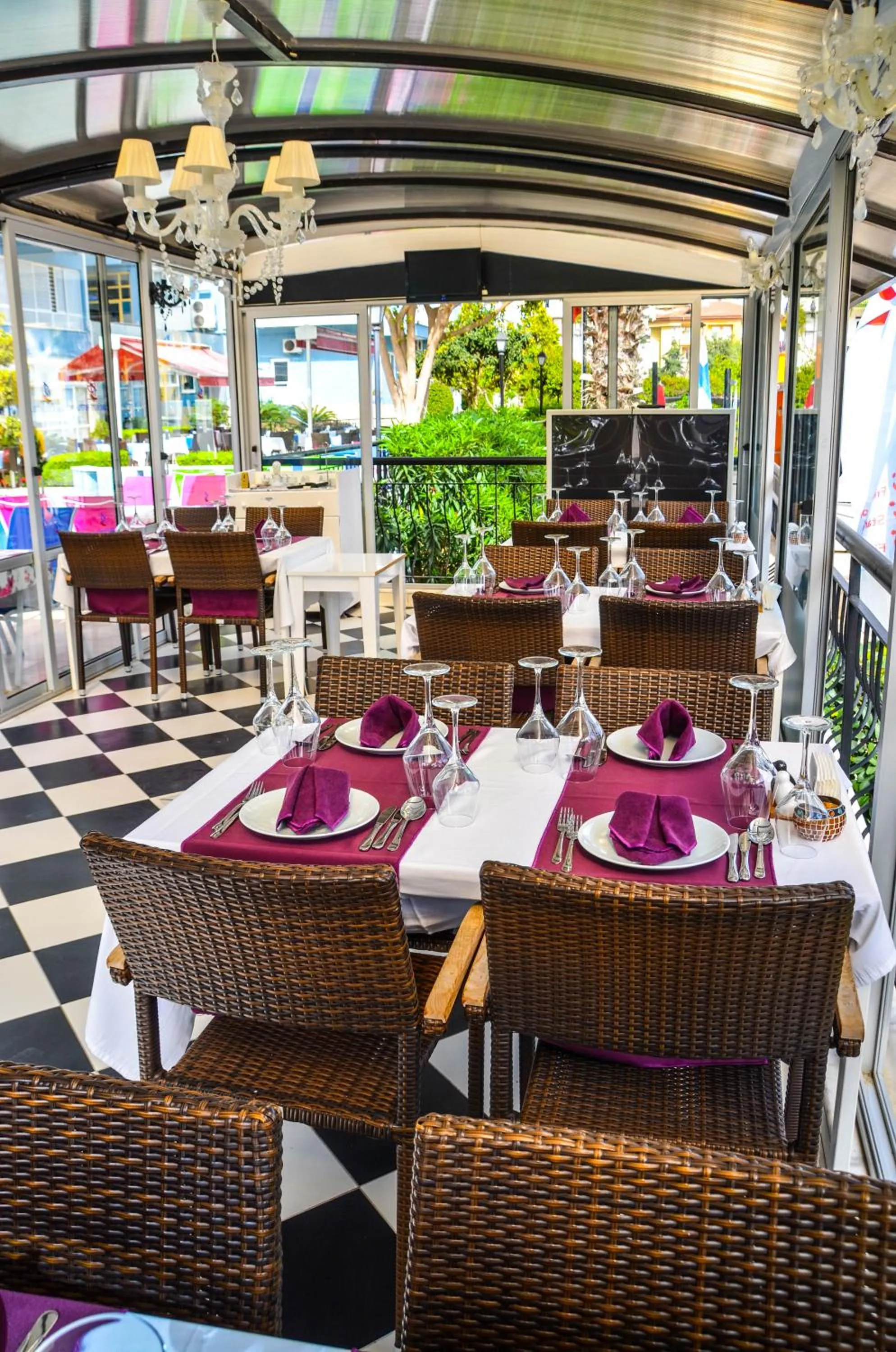 Restaurant/places to eat in Ark Apart and Suite Hotel