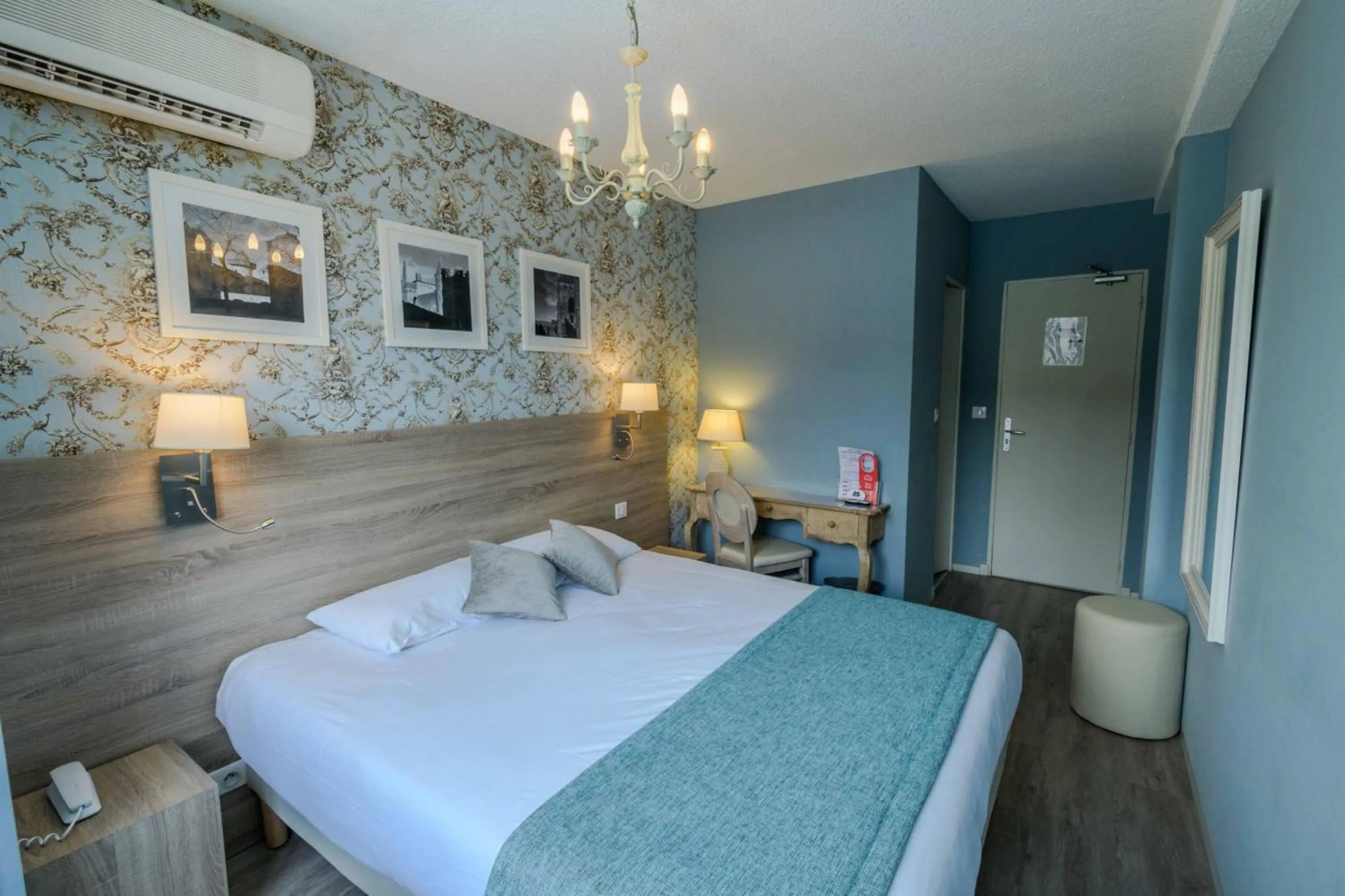 Bedroom, Bed in Hôtel l'Aragon