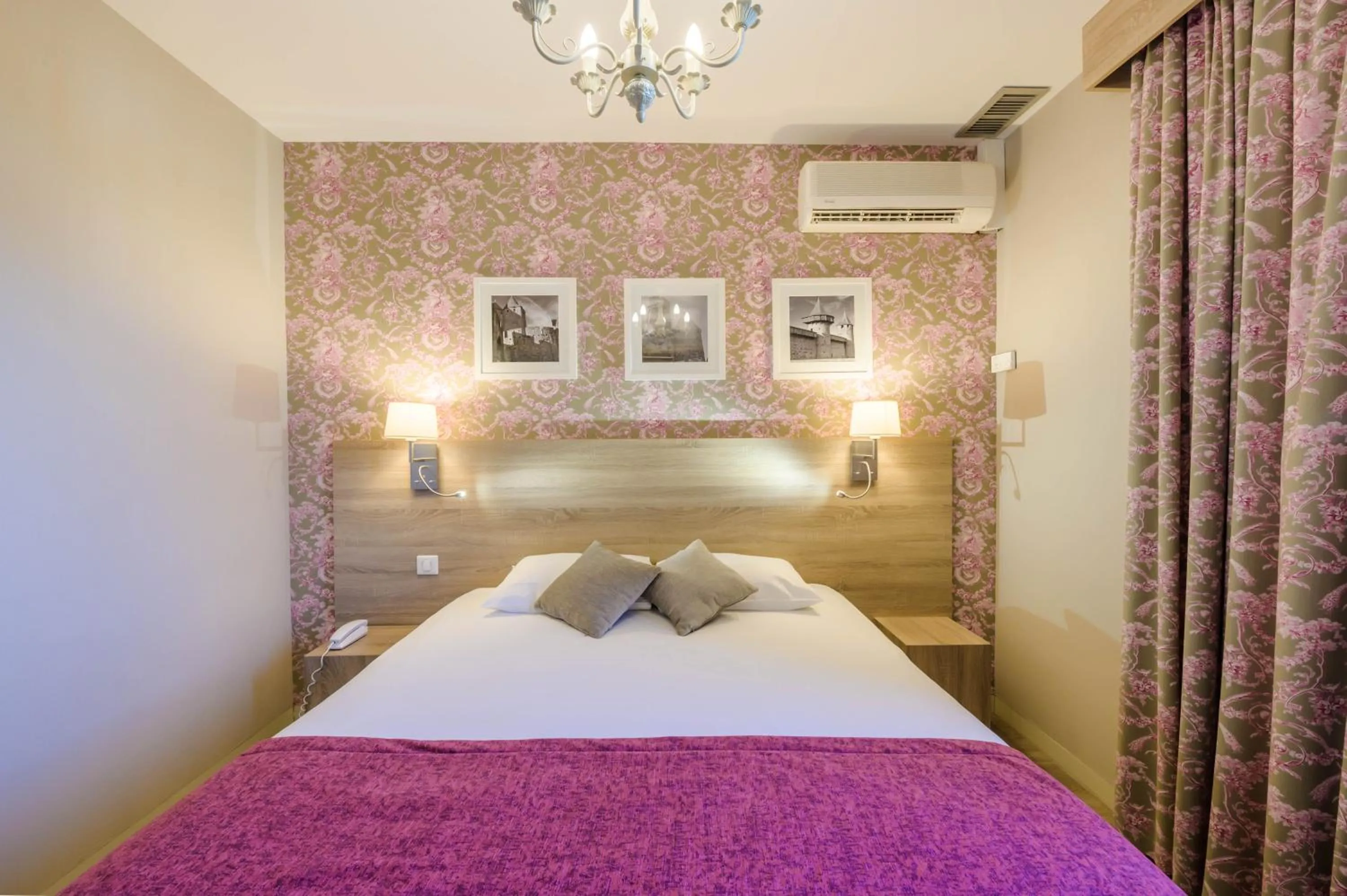 Bedroom, Bed in Hôtel l'Aragon