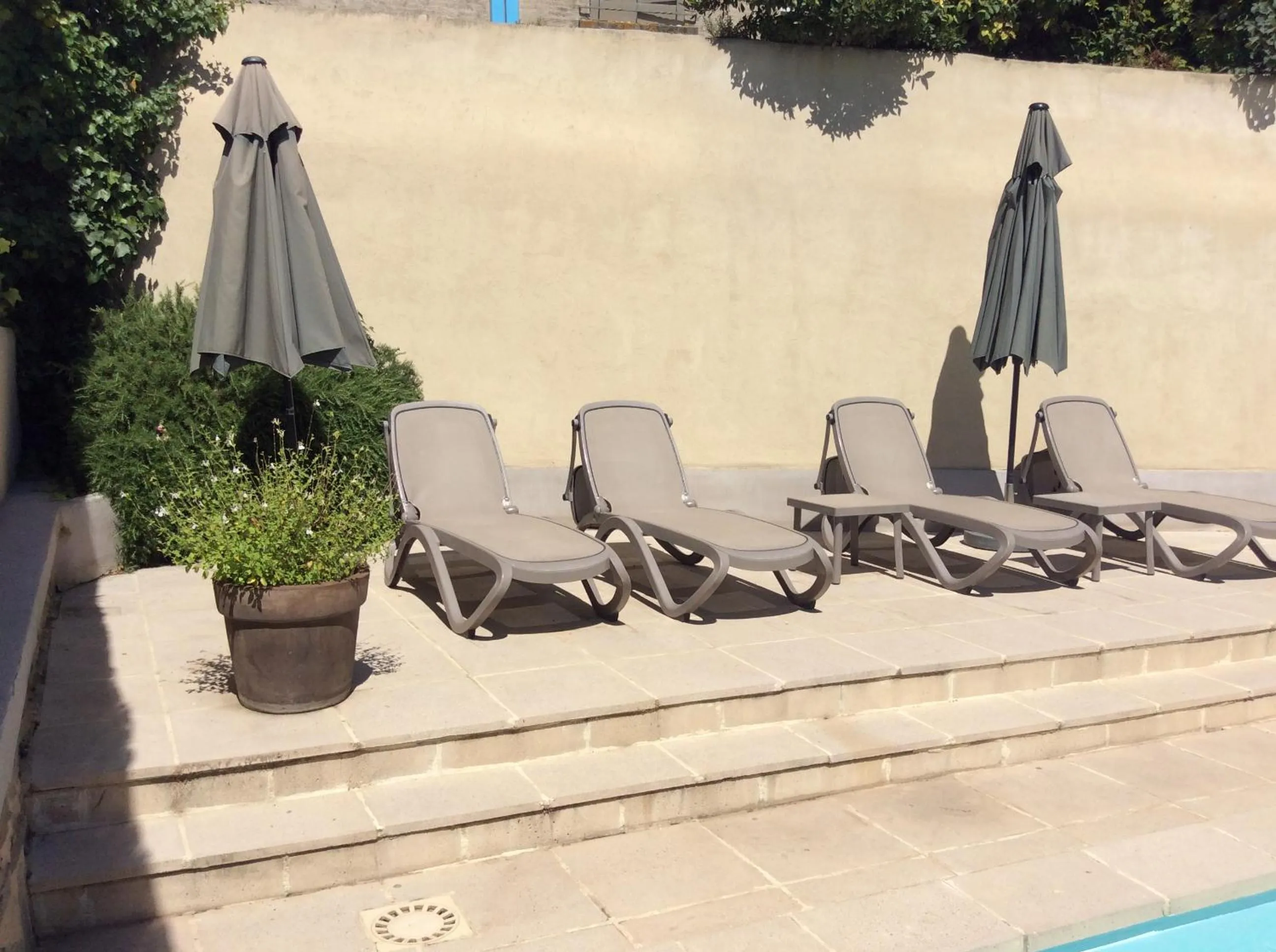 Patio in Hôtel l'Aragon