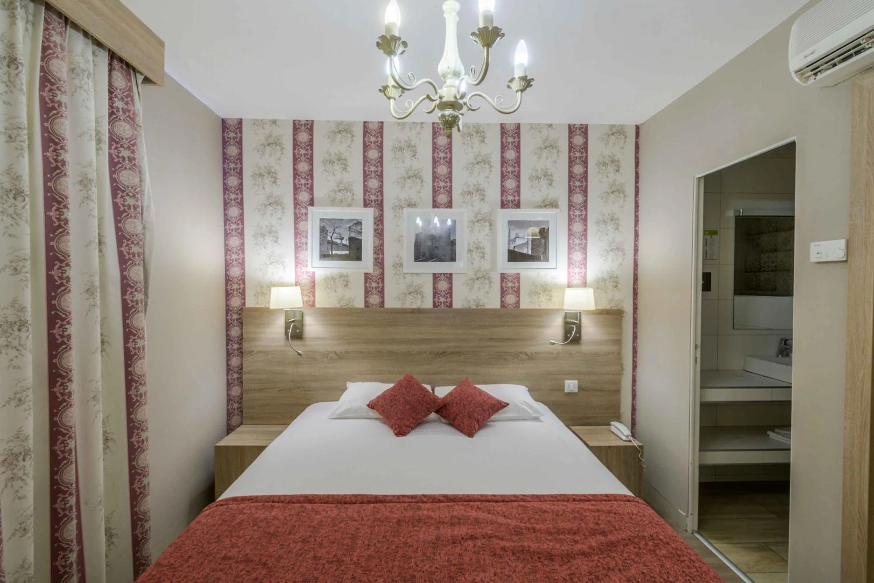 Bed in Hôtel l'Aragon