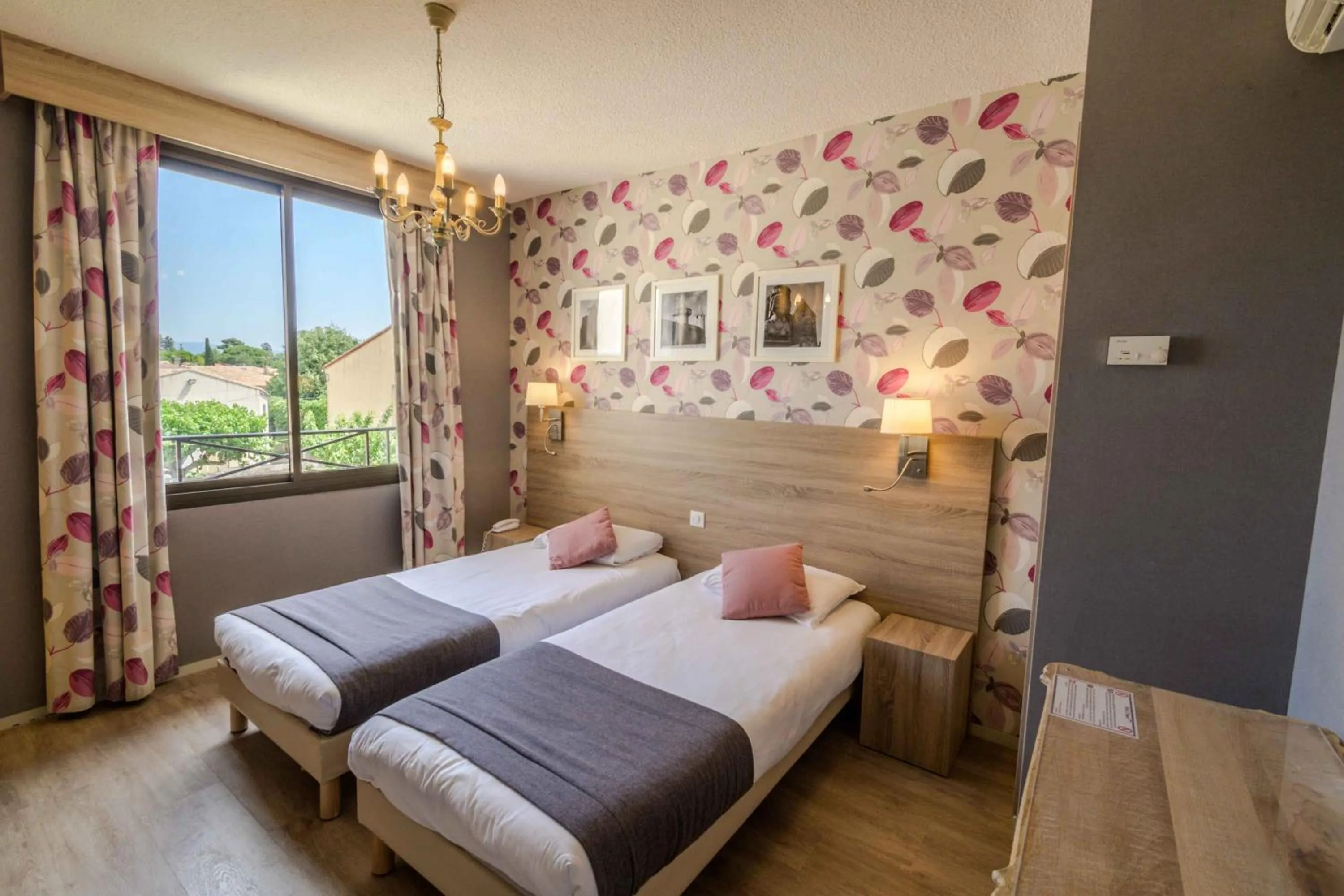 Bed in Hôtel l'Aragon