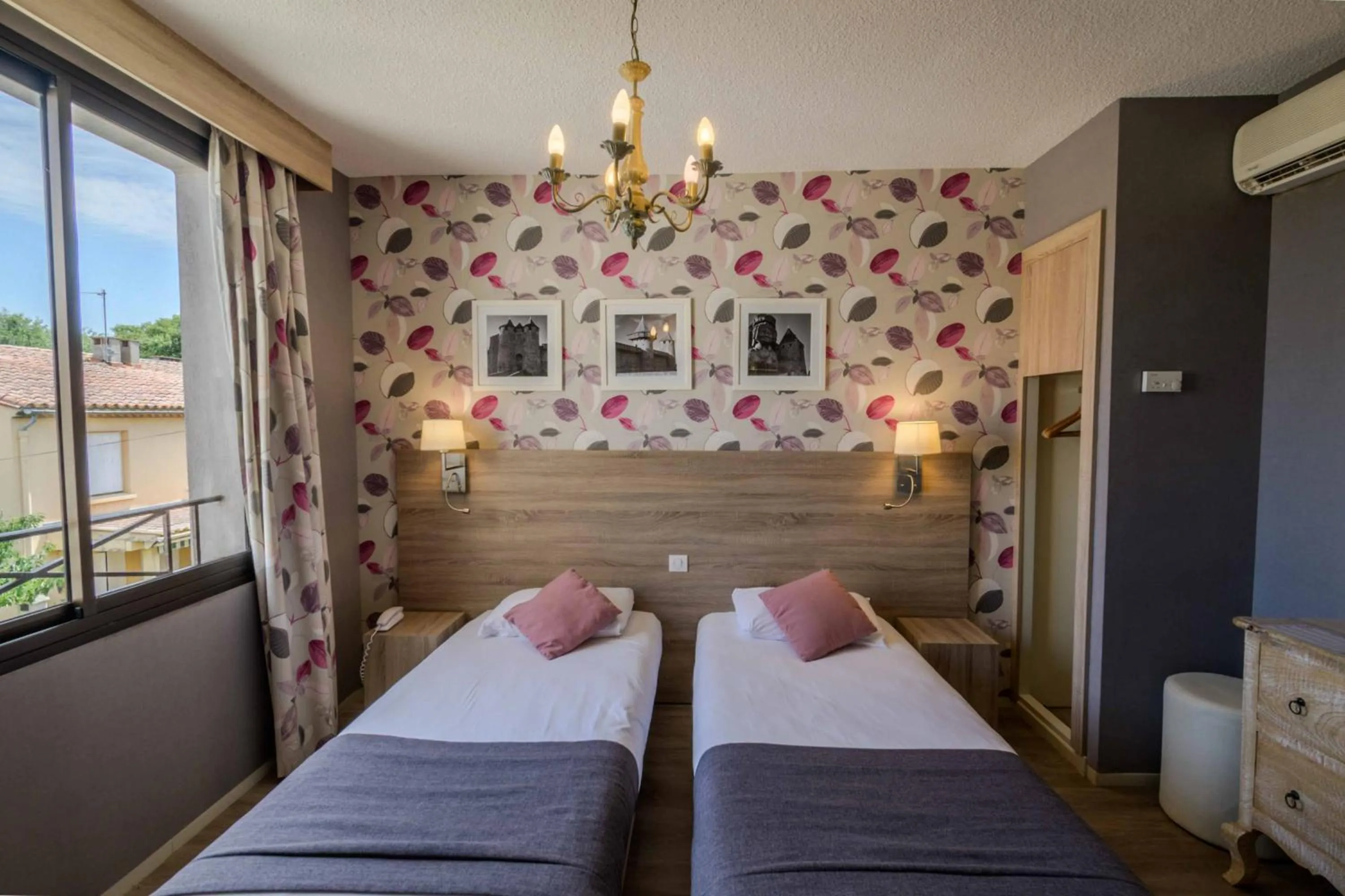 Bed in Hôtel l'Aragon