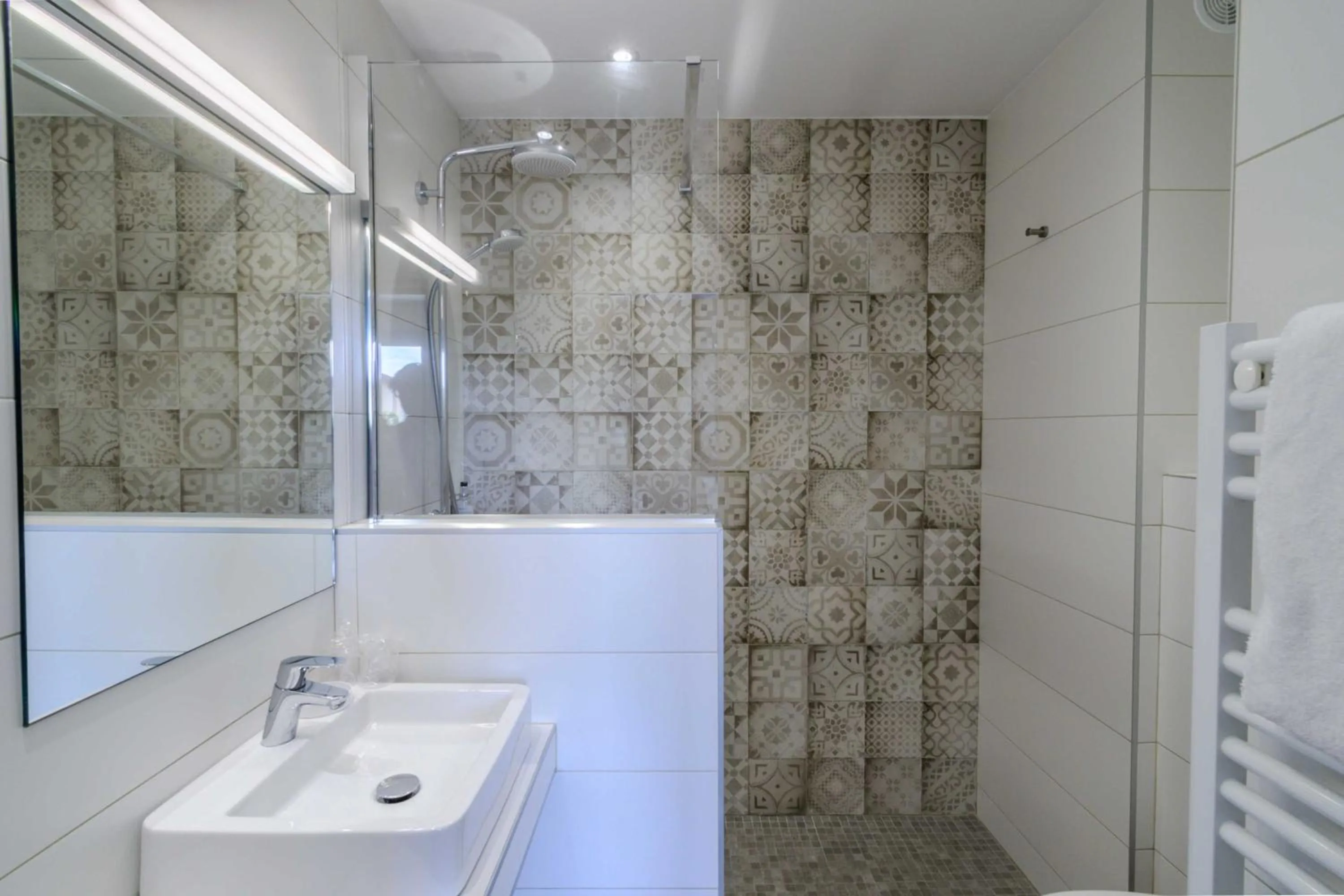 Shower in Hôtel l'Aragon