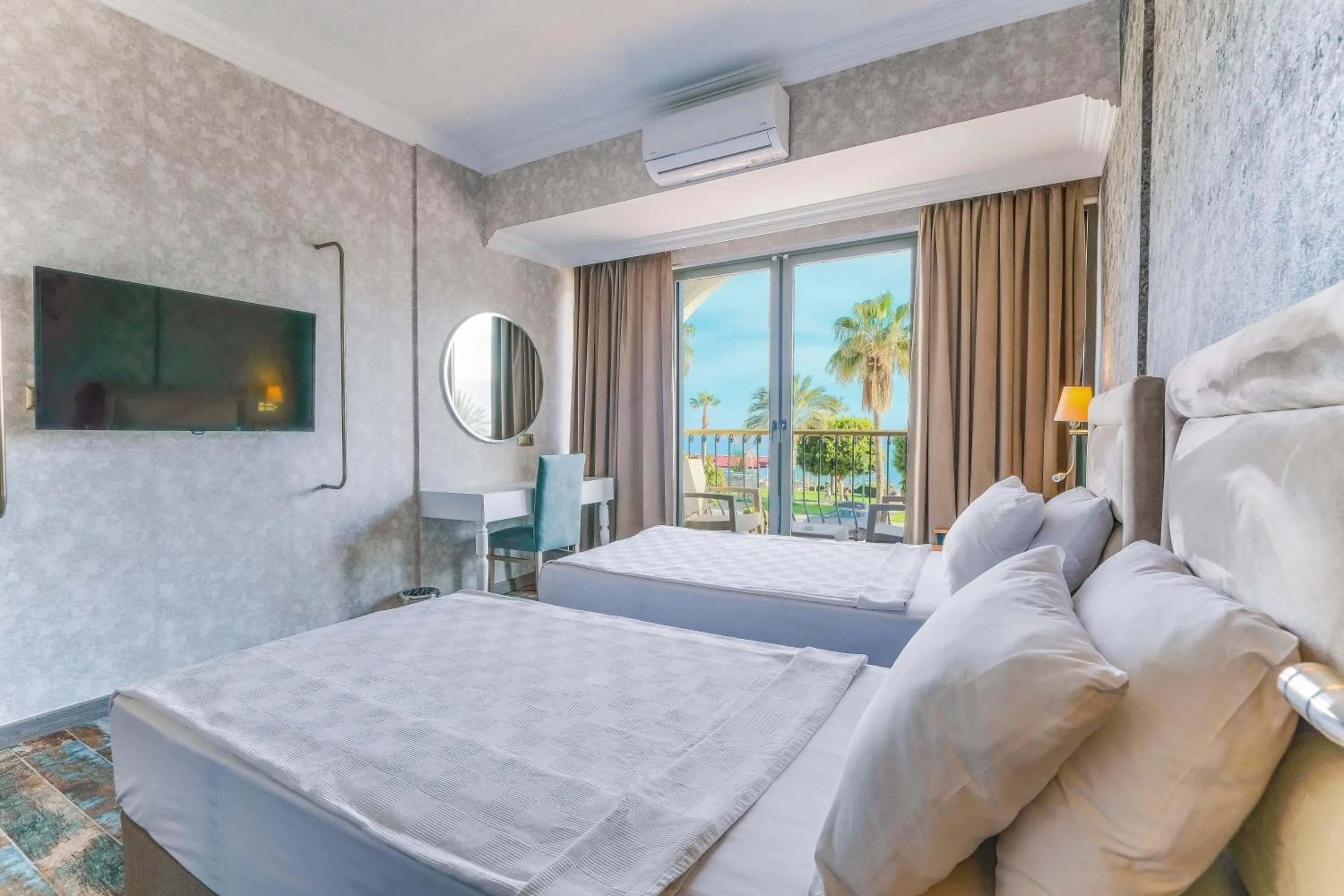 Communal lounge/ TV room in Wien Star Hotel, Adults Only