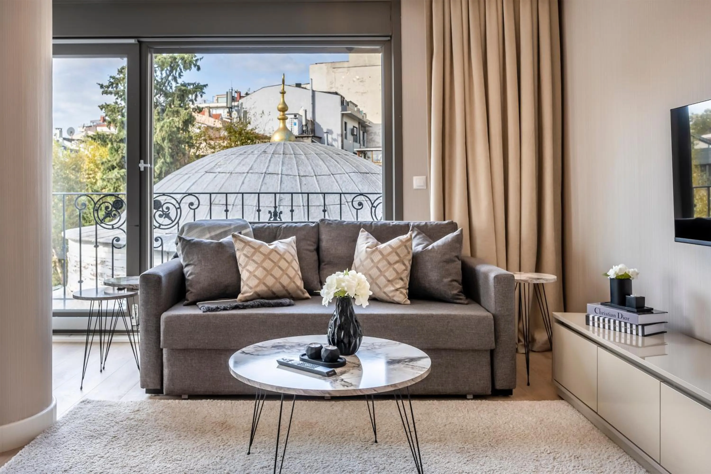 Seating area in Çırağan Apart Bosphorus