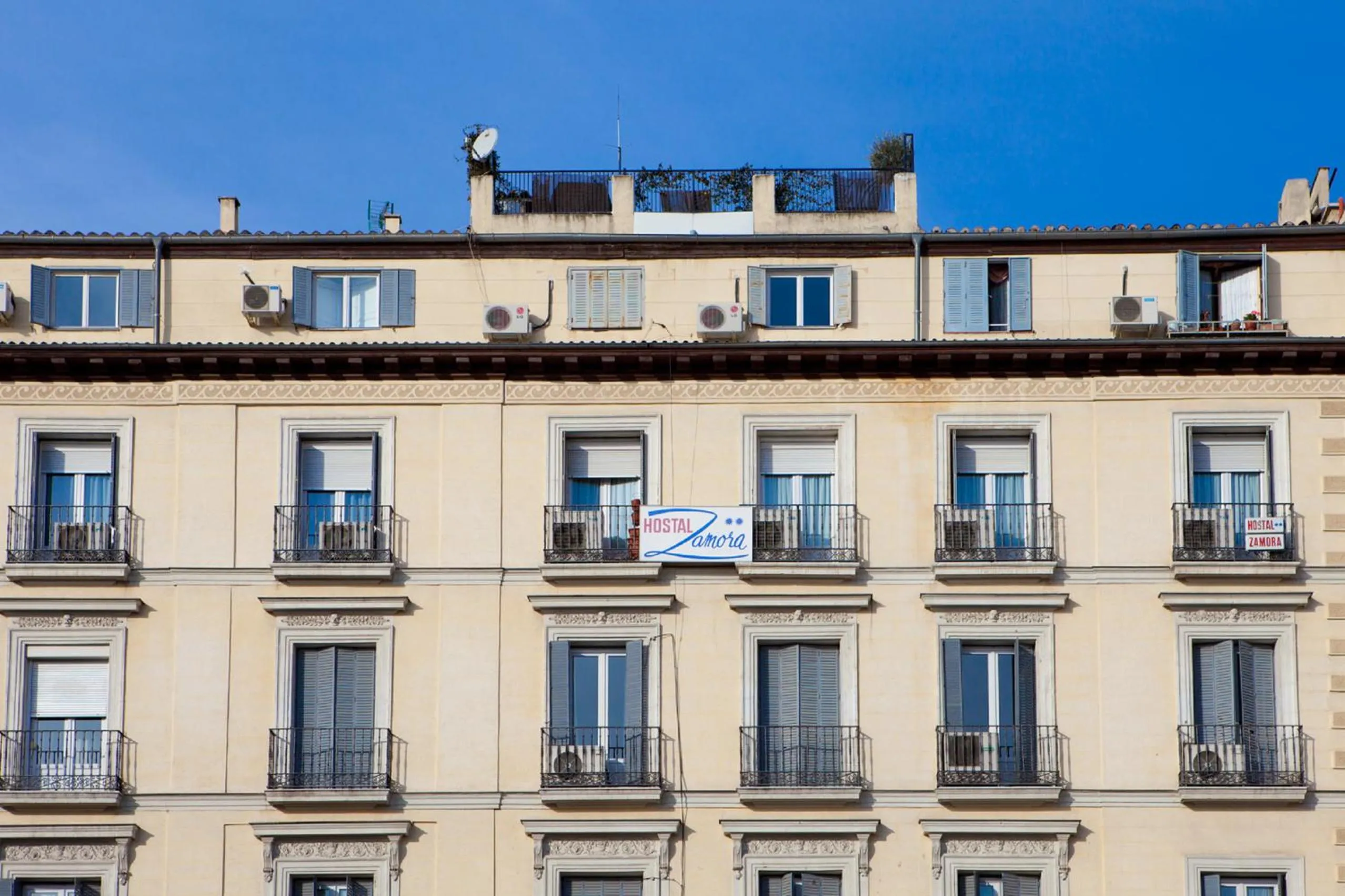 Facade/entrance in Hostal Zamora