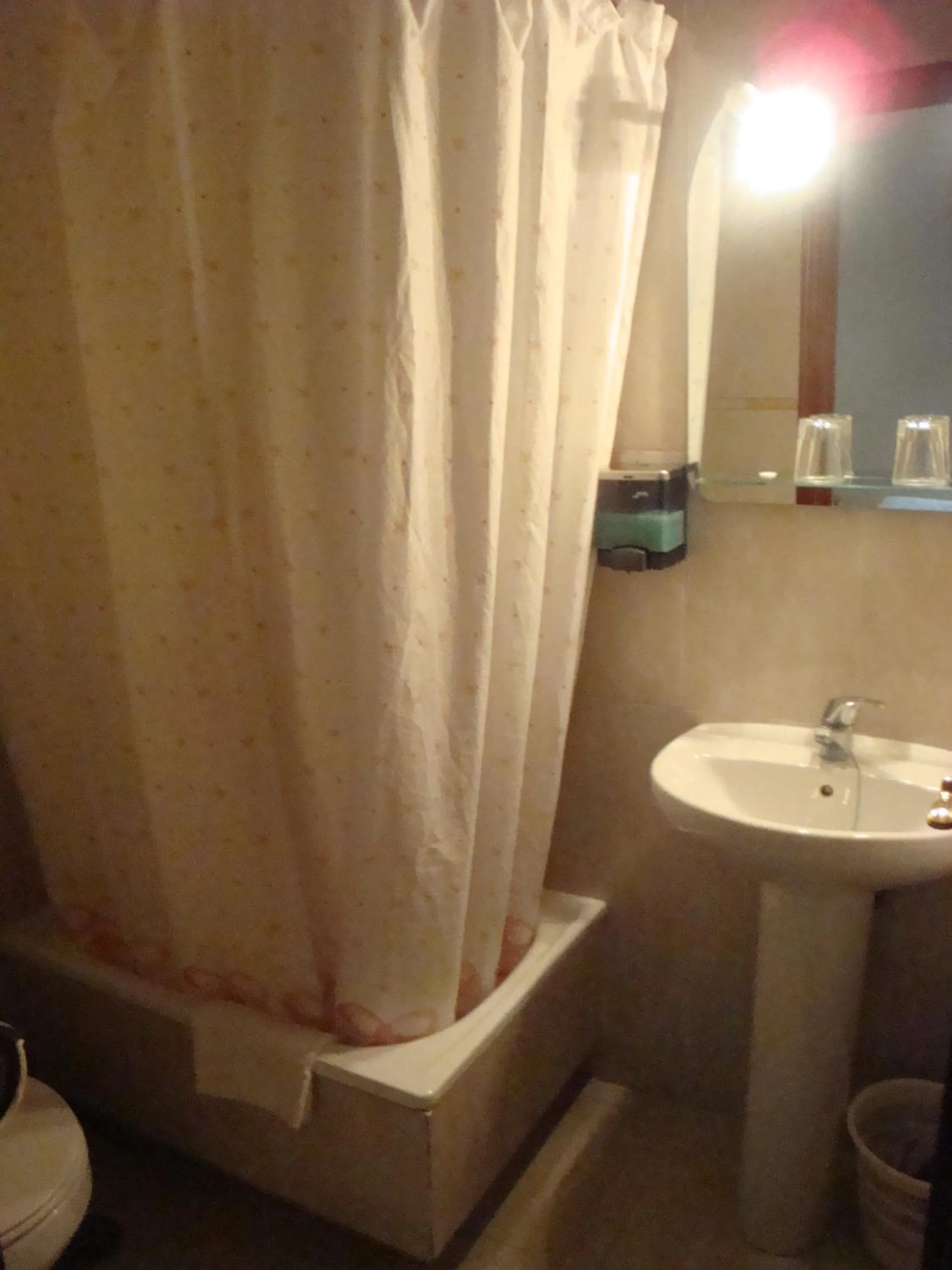 Shower in Hostal Zamora