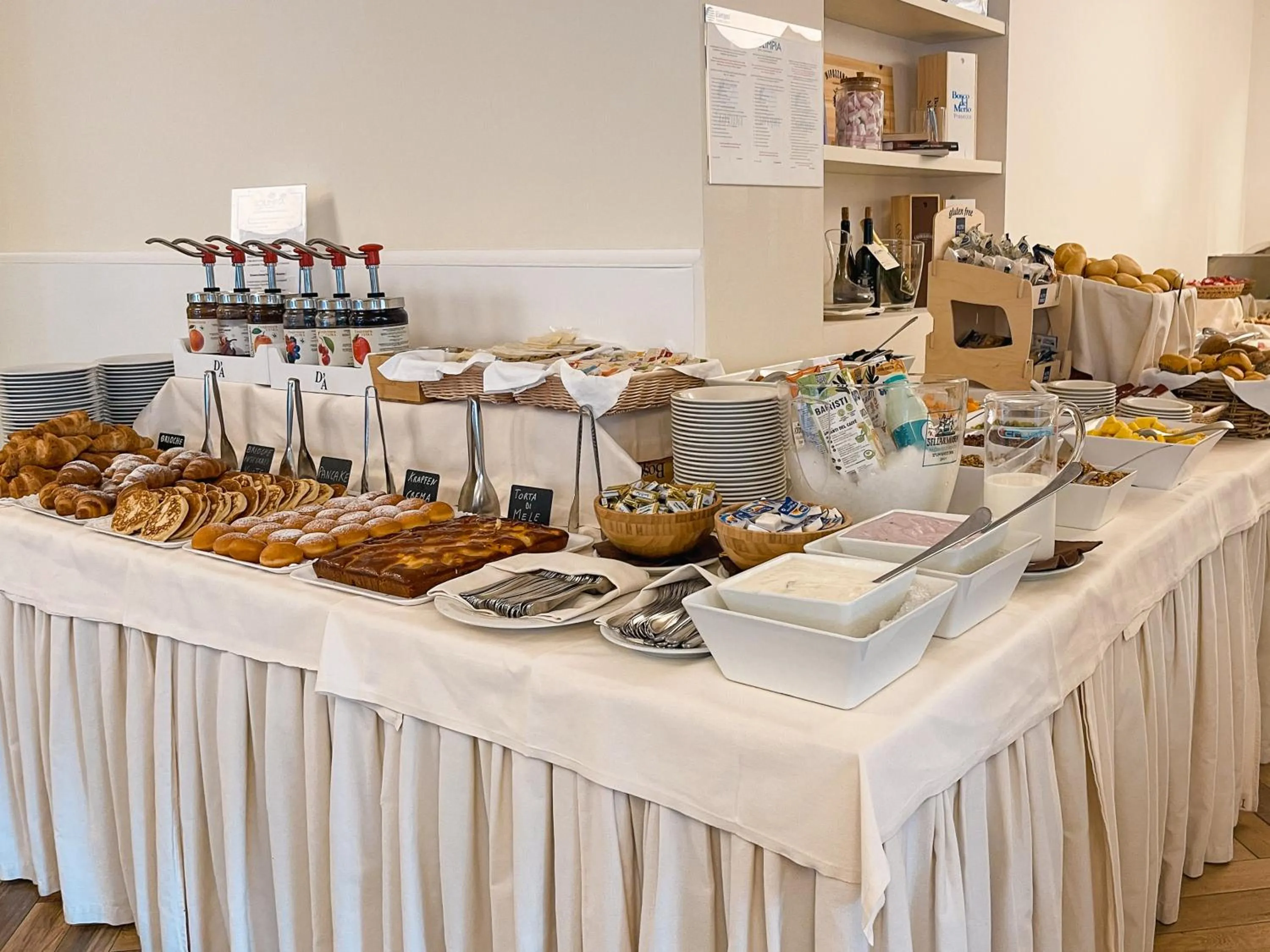 Buffet breakfast in Olimpia Hotel & Aparthotel