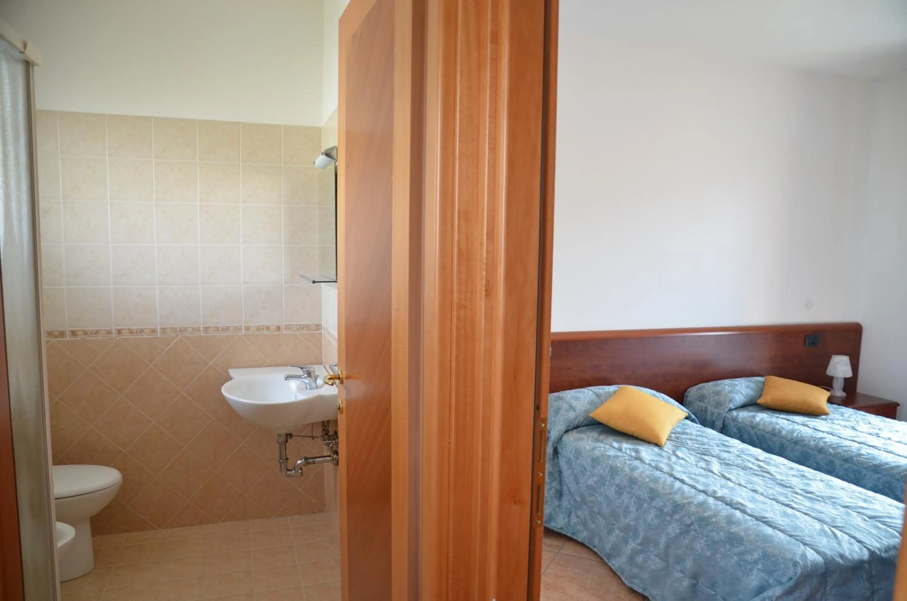 Toilet, Bed in Olimpia Hotel & Aparthotel