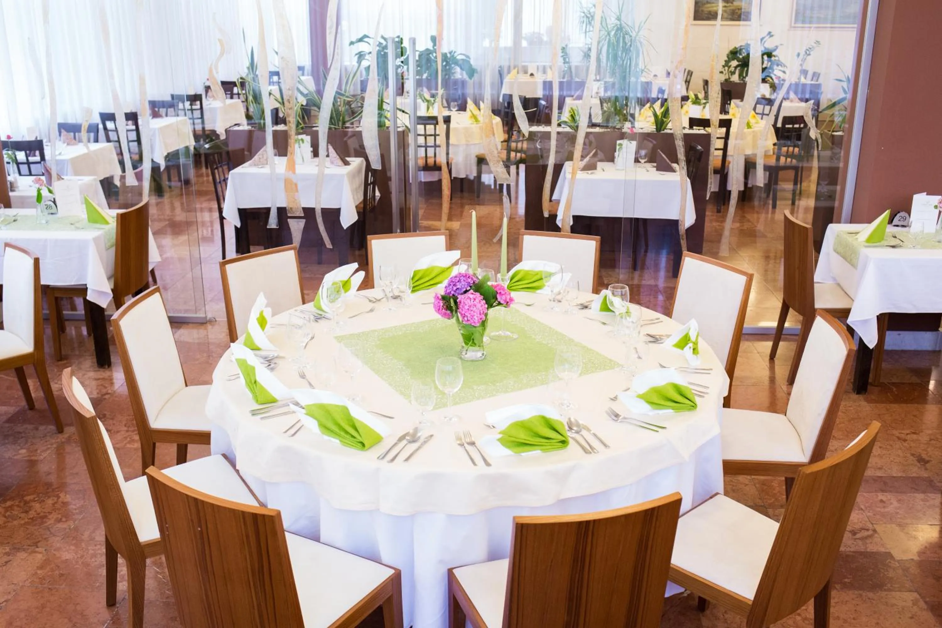 Restaurant/places to eat in Hotel Park