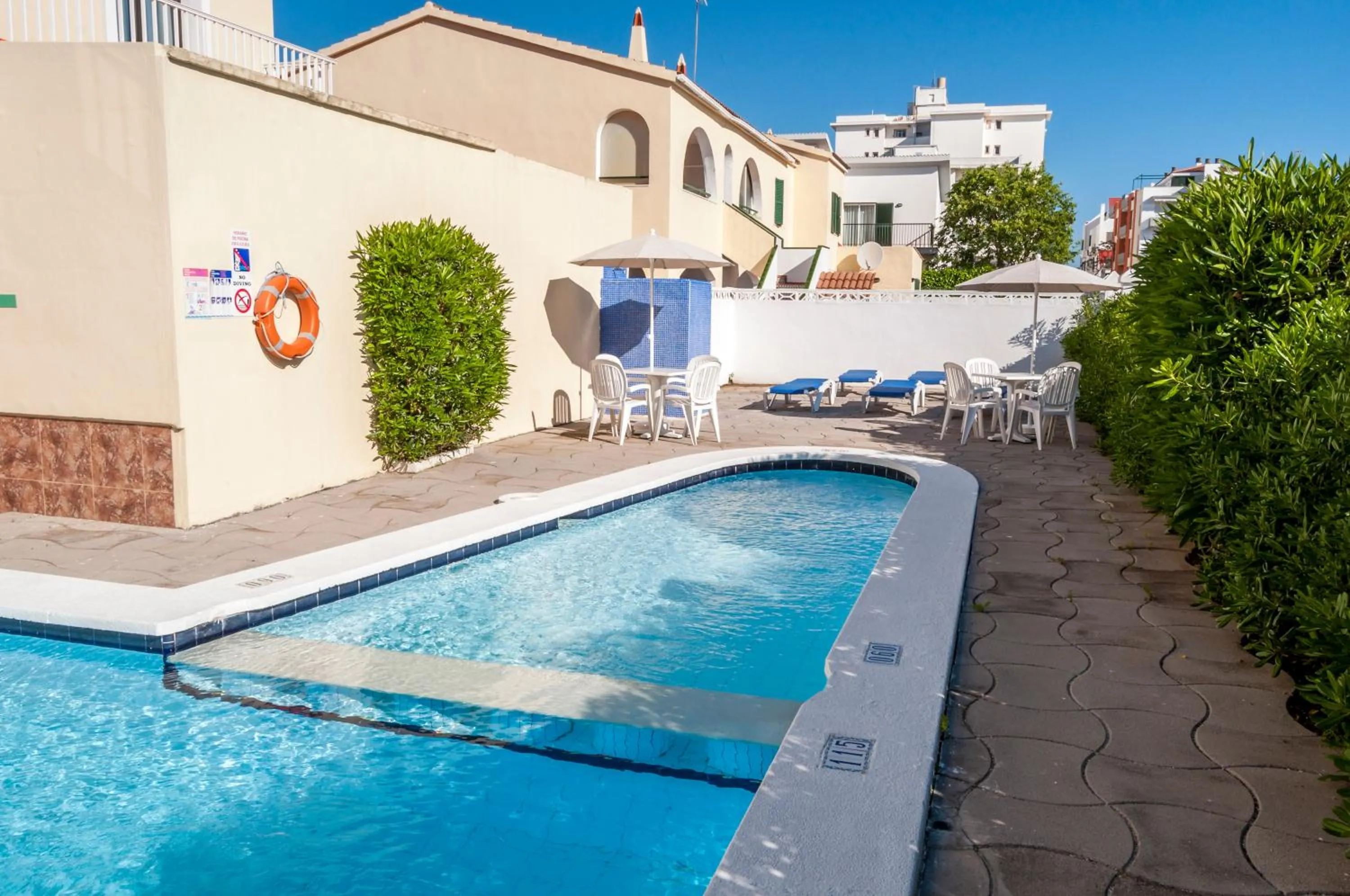 Swimming pool in Hotel Madrid