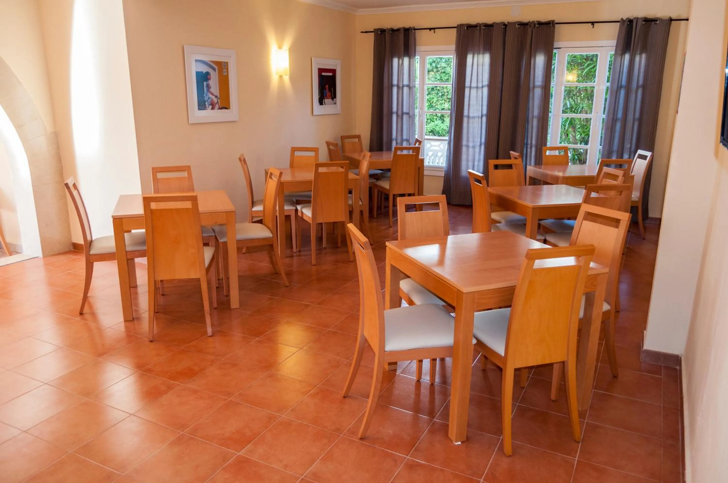 Restaurant/places to eat in Hotel Madrid