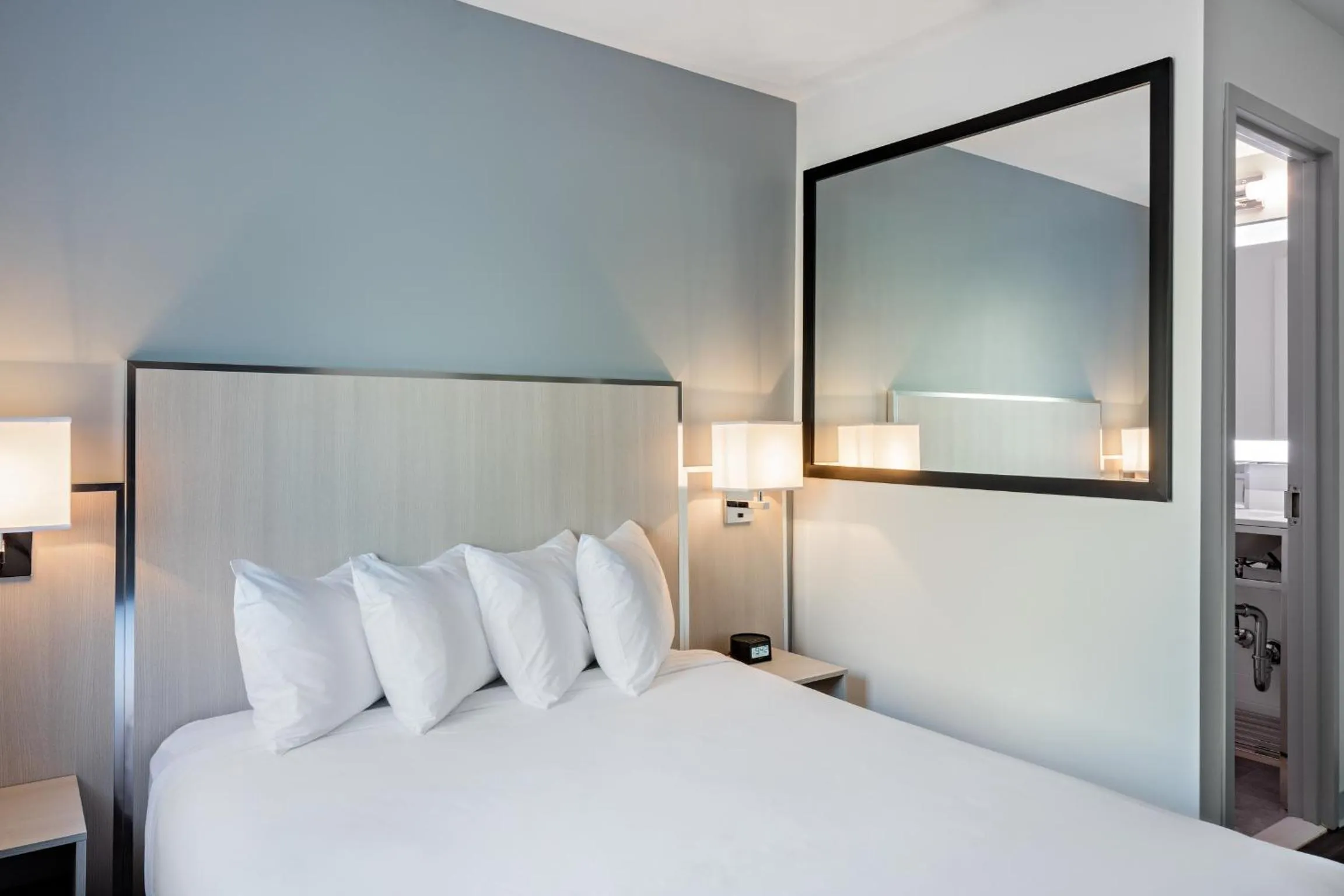 Bedroom, Bed in The Gatsby Hotel