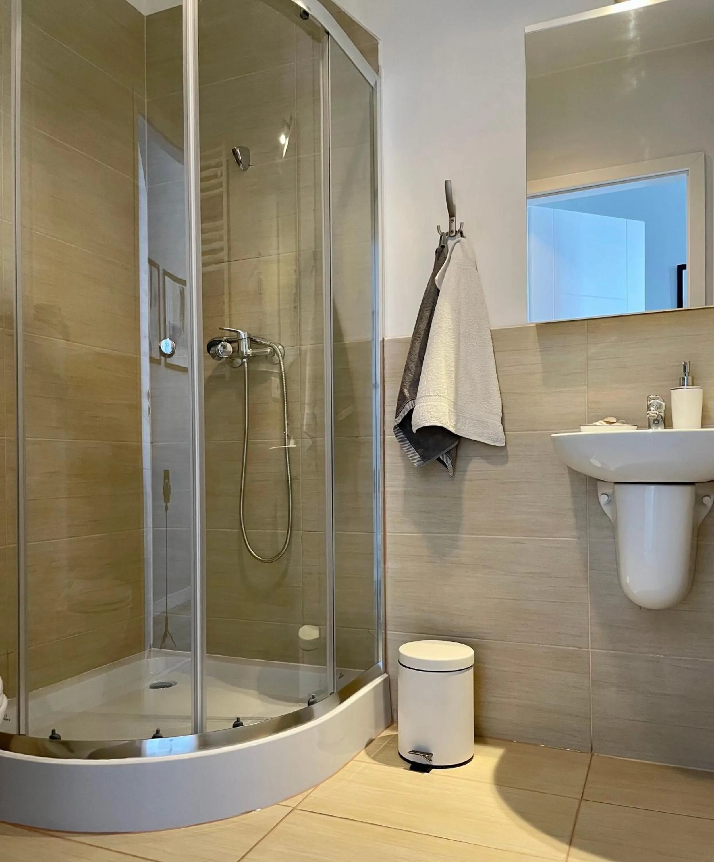 Shower in Glam House Apartments