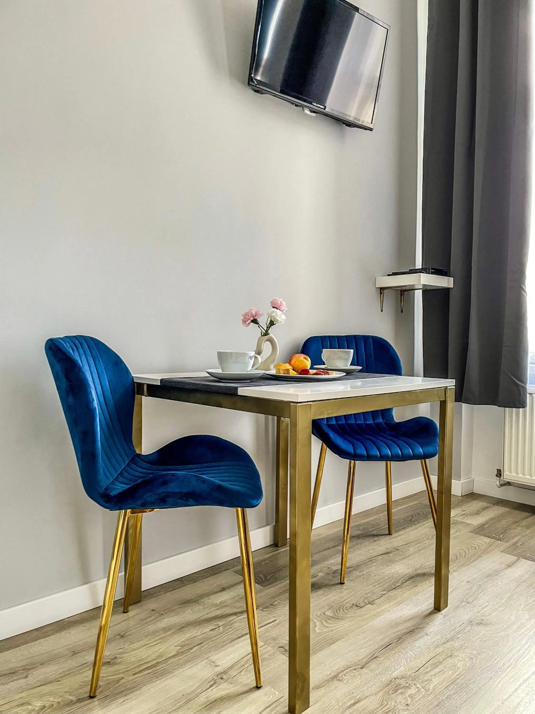 TV and multimedia in Glam House Apartments