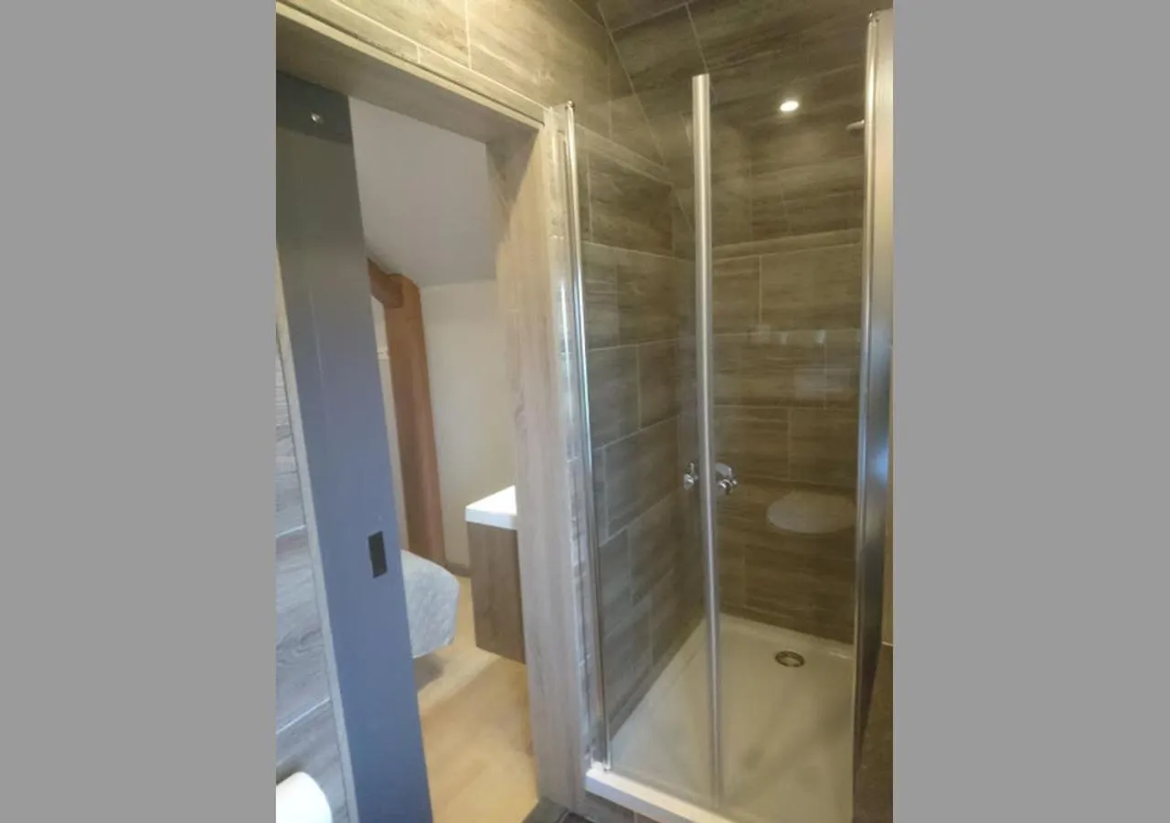 Shower in De Cyprian Bed & Breakfast