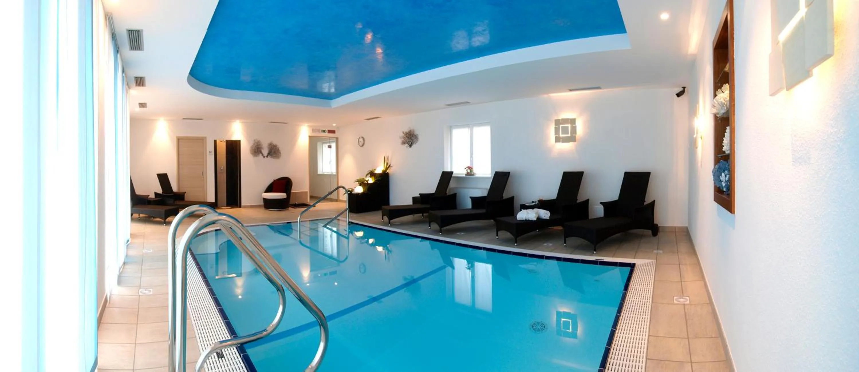 Swimming pool in Hotel Garnì Corallo