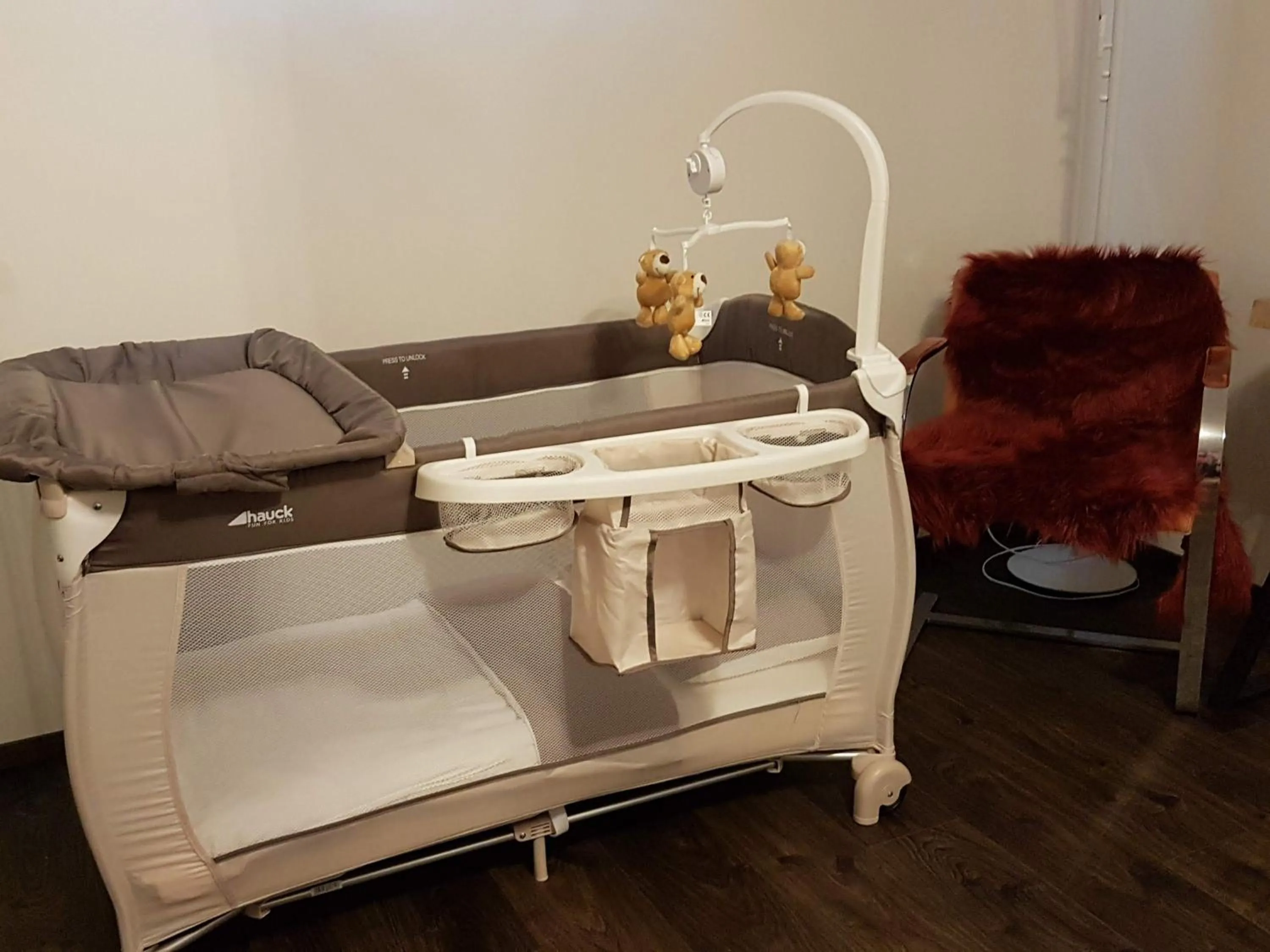 cot, Bed in Il etait une ferme