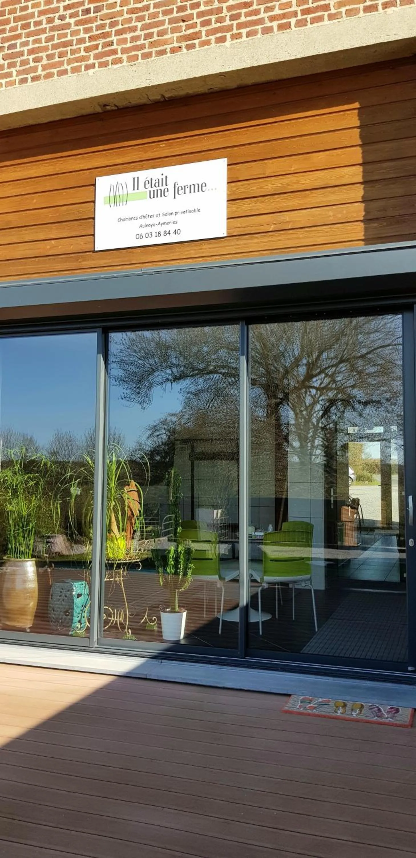 Facade/entrance in Il etait une ferme