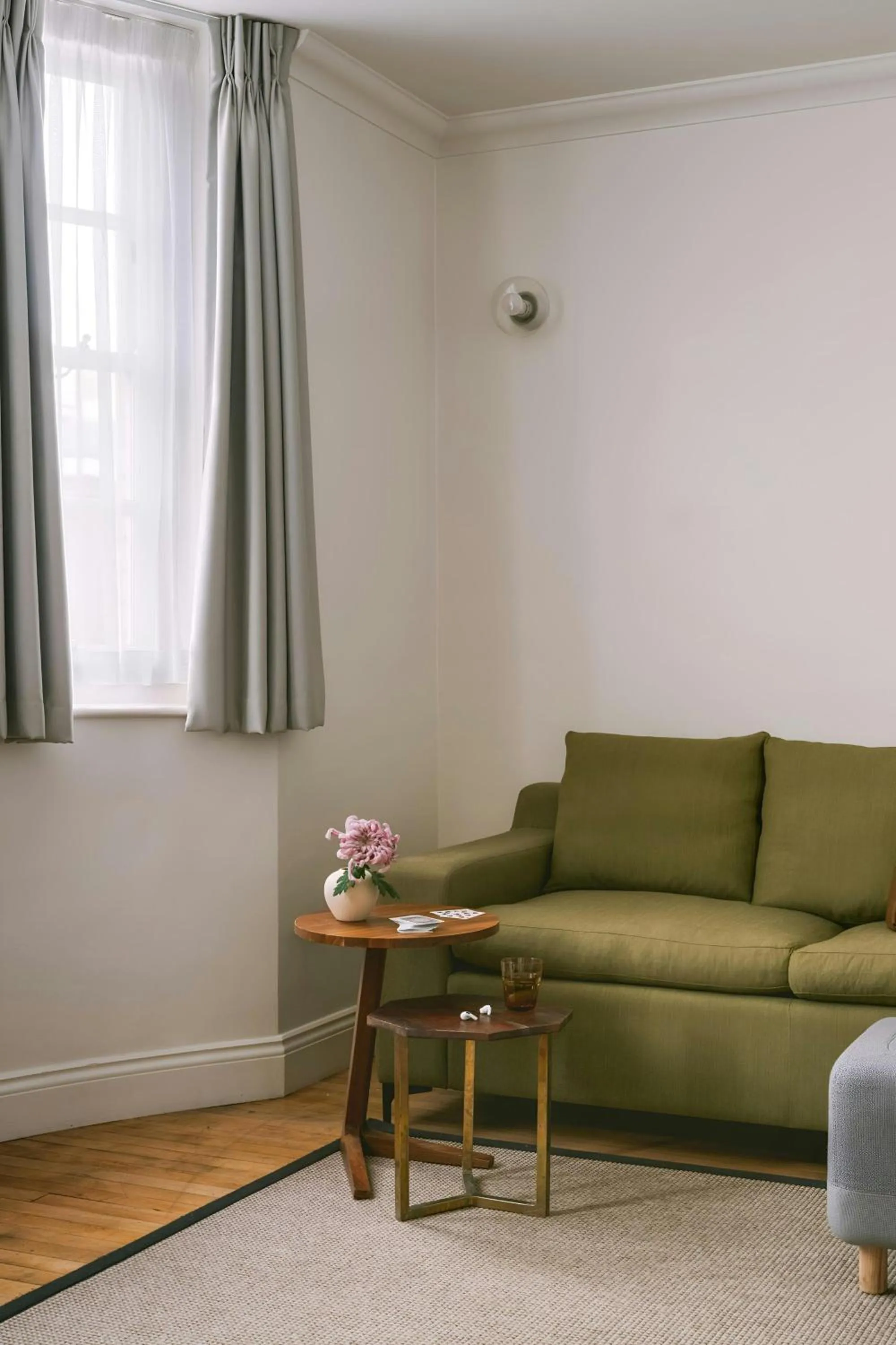 Living room in Chelsea Green Hotel, Sonder by Marriott Bonvoy