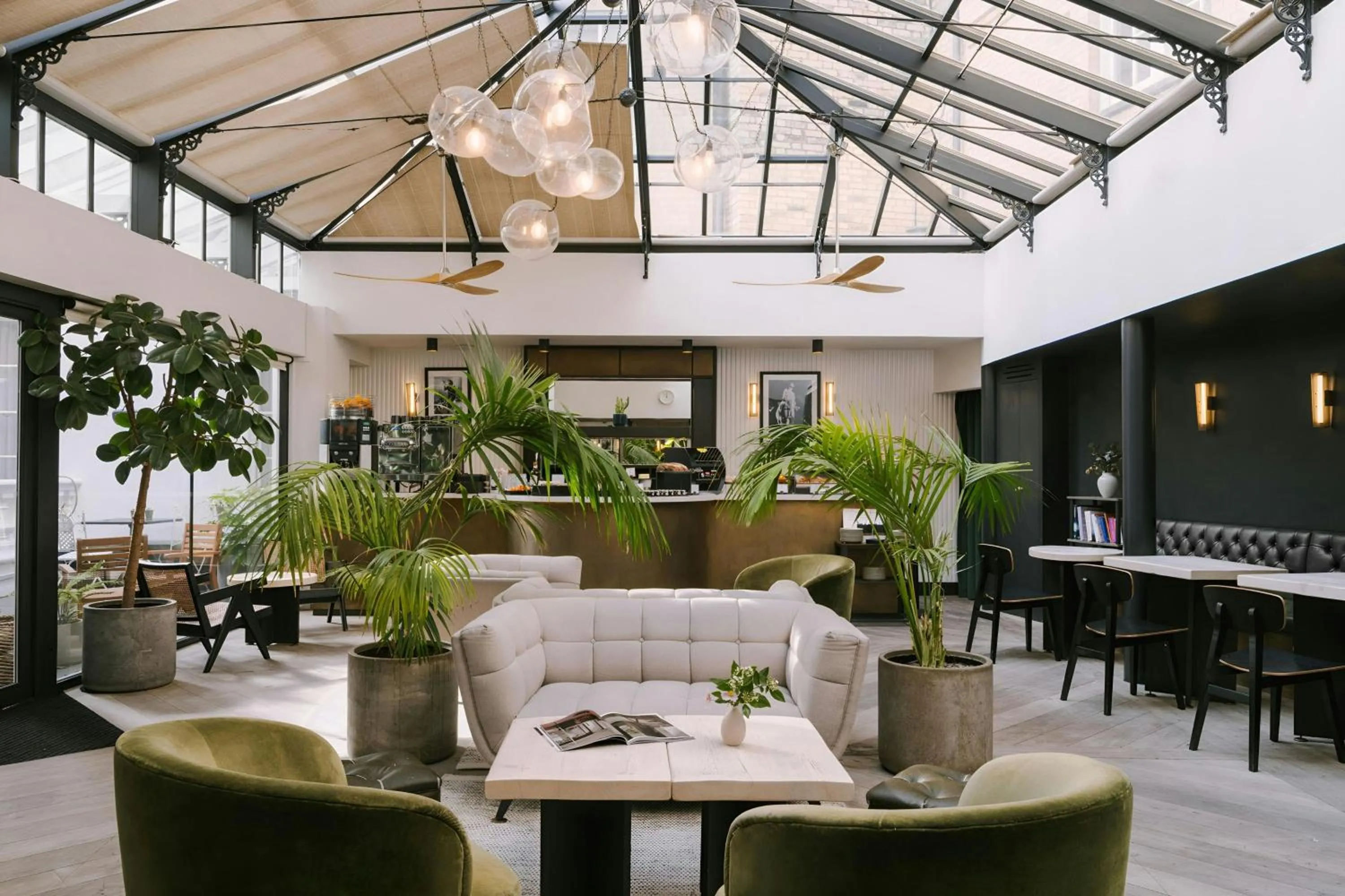 Lounge or bar in Chelsea Green Hotel, Sonder by Marriott Bonvoy