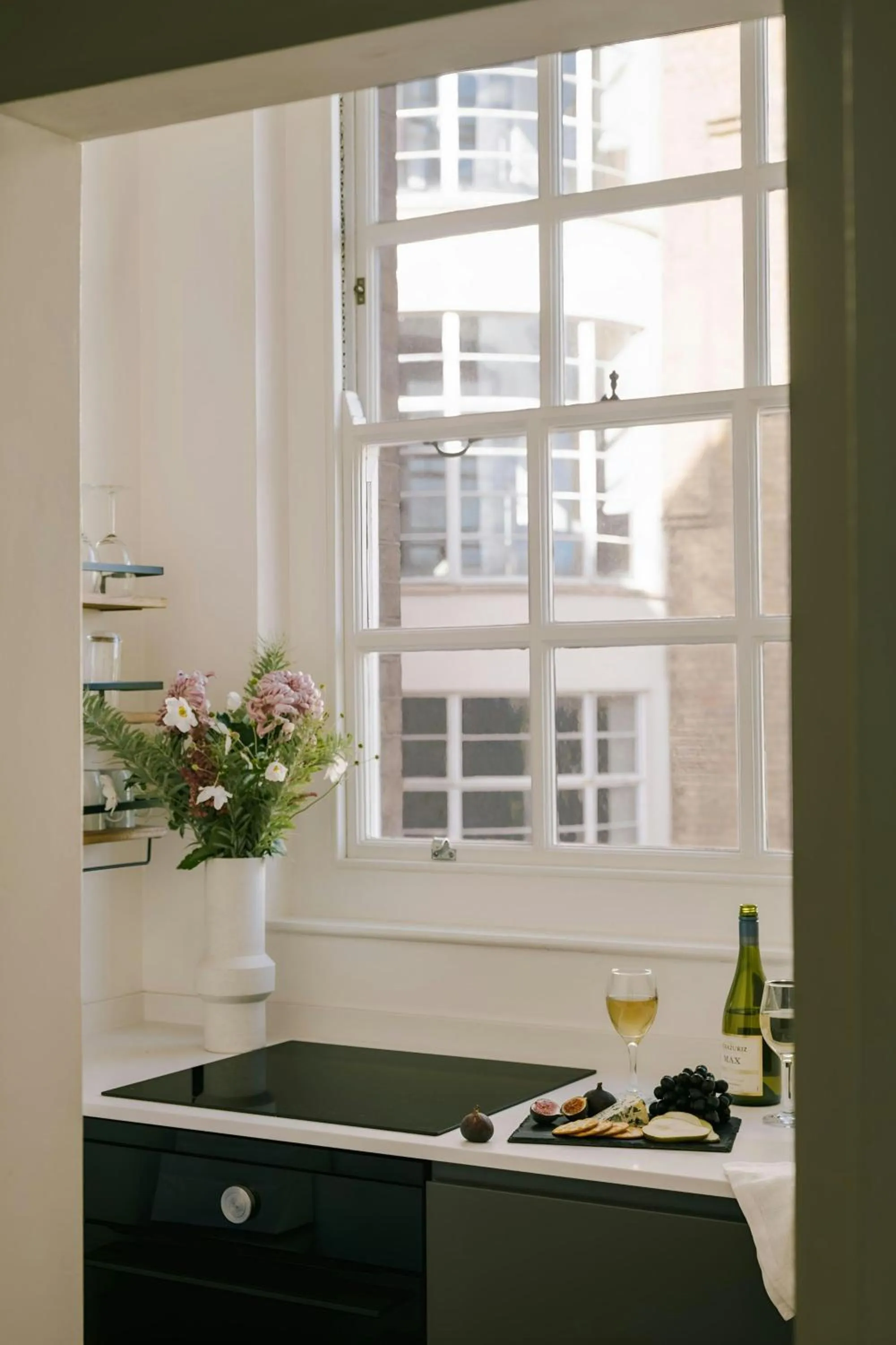 Kitchen or kitchenette in Chelsea Green Hotel, Sonder by Marriott Bonvoy