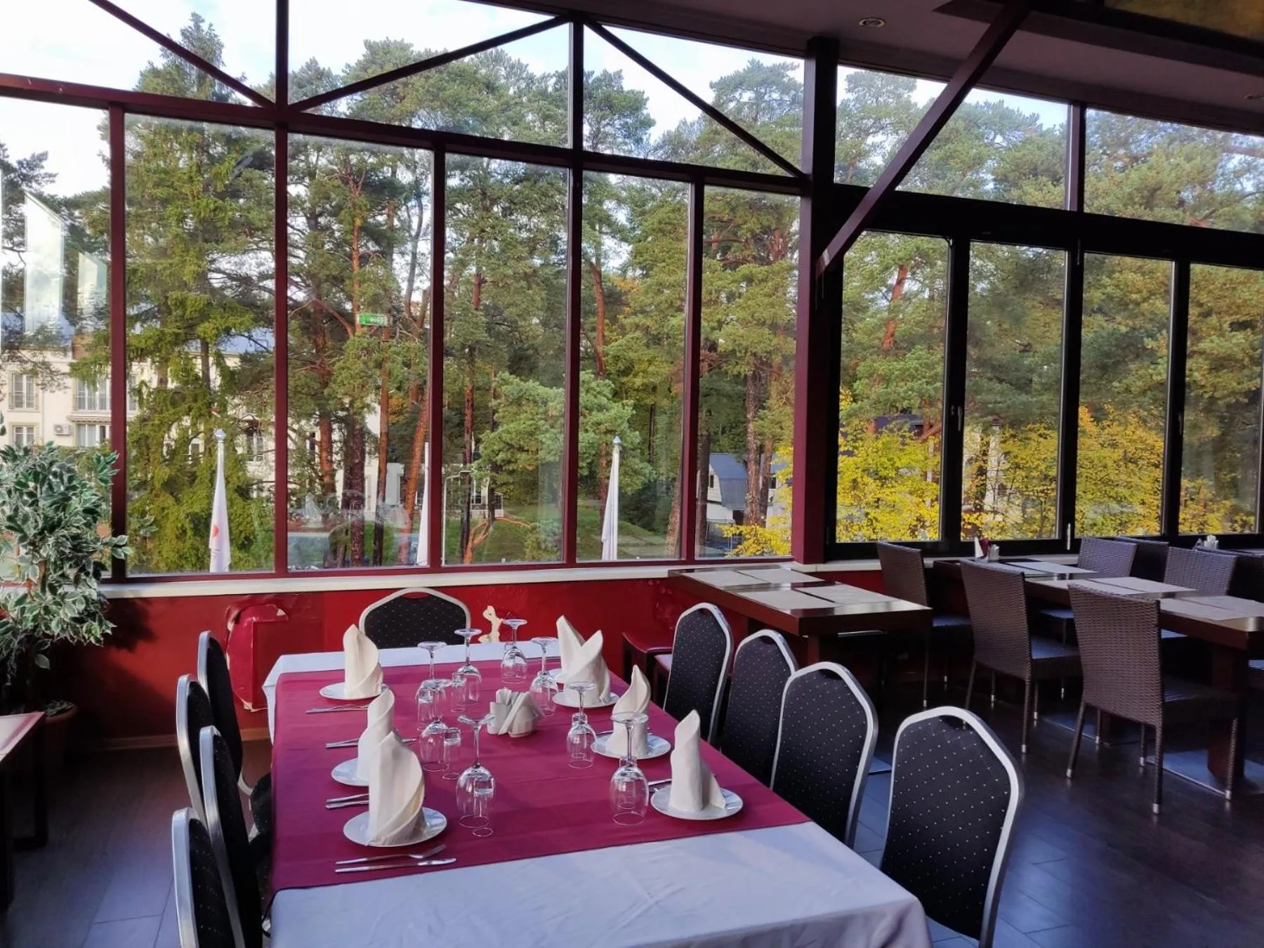 Restaurant/places to eat in Hotel Yes