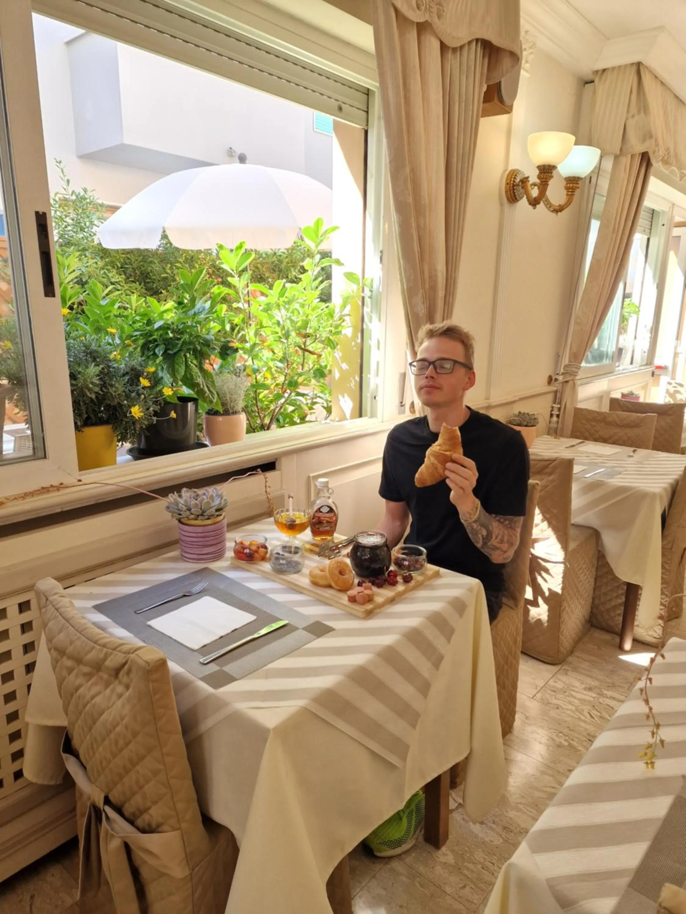 People in Hotel Tahiti