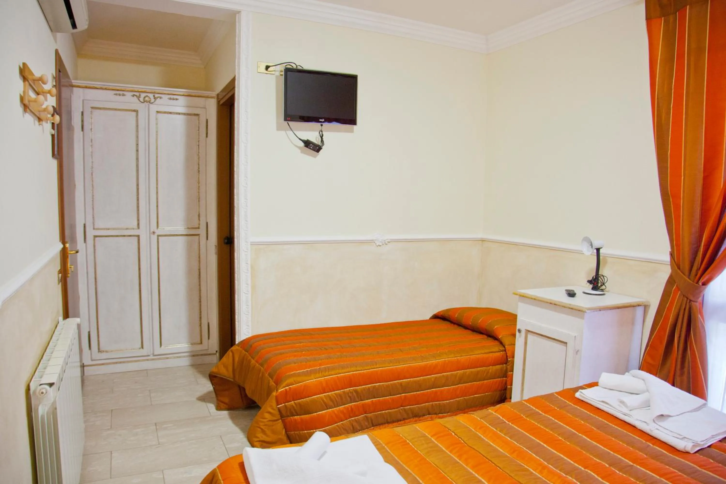 Photo of the whole room, Bed in Hotel Tahiti