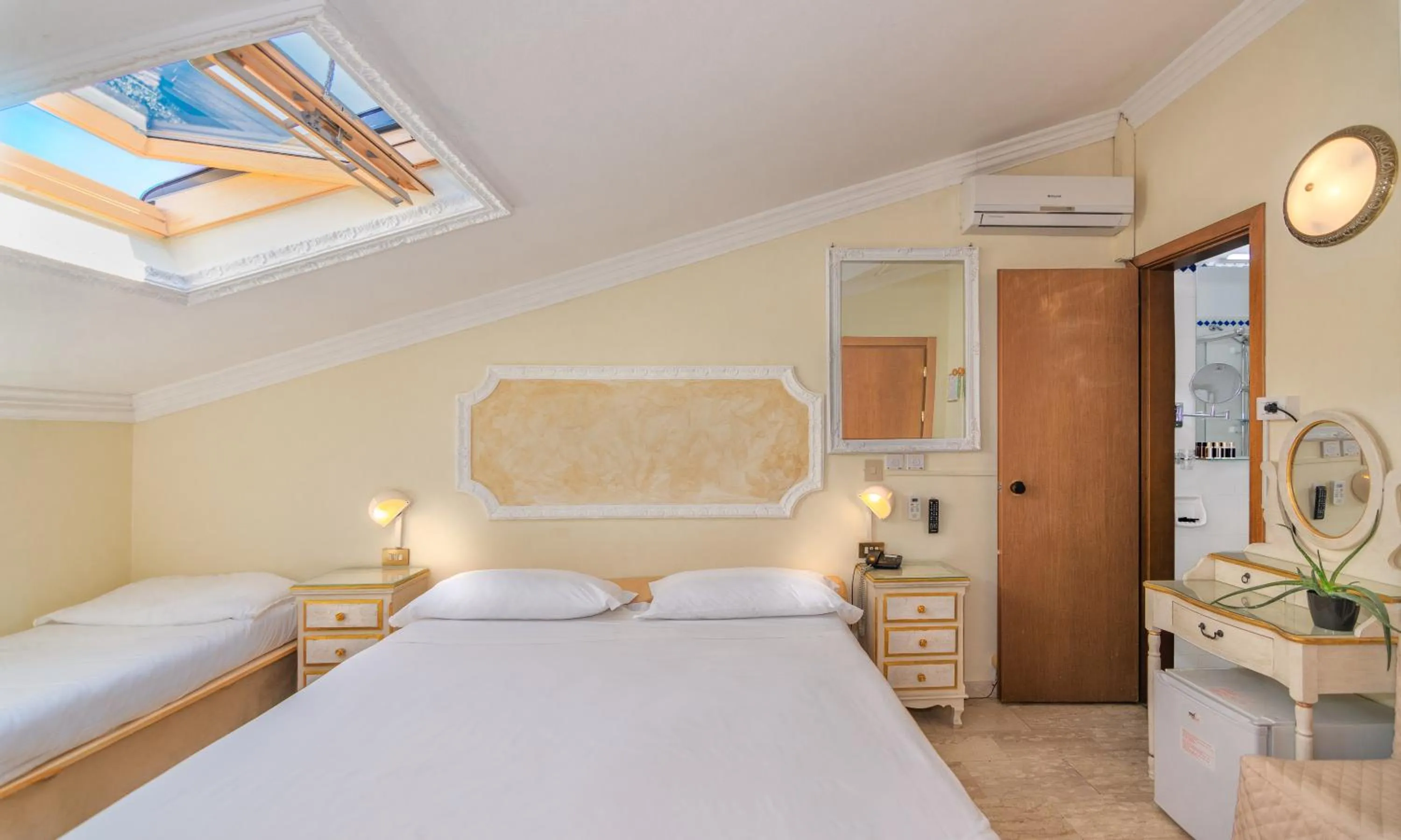 Bedroom, Bed in Hotel Tahiti