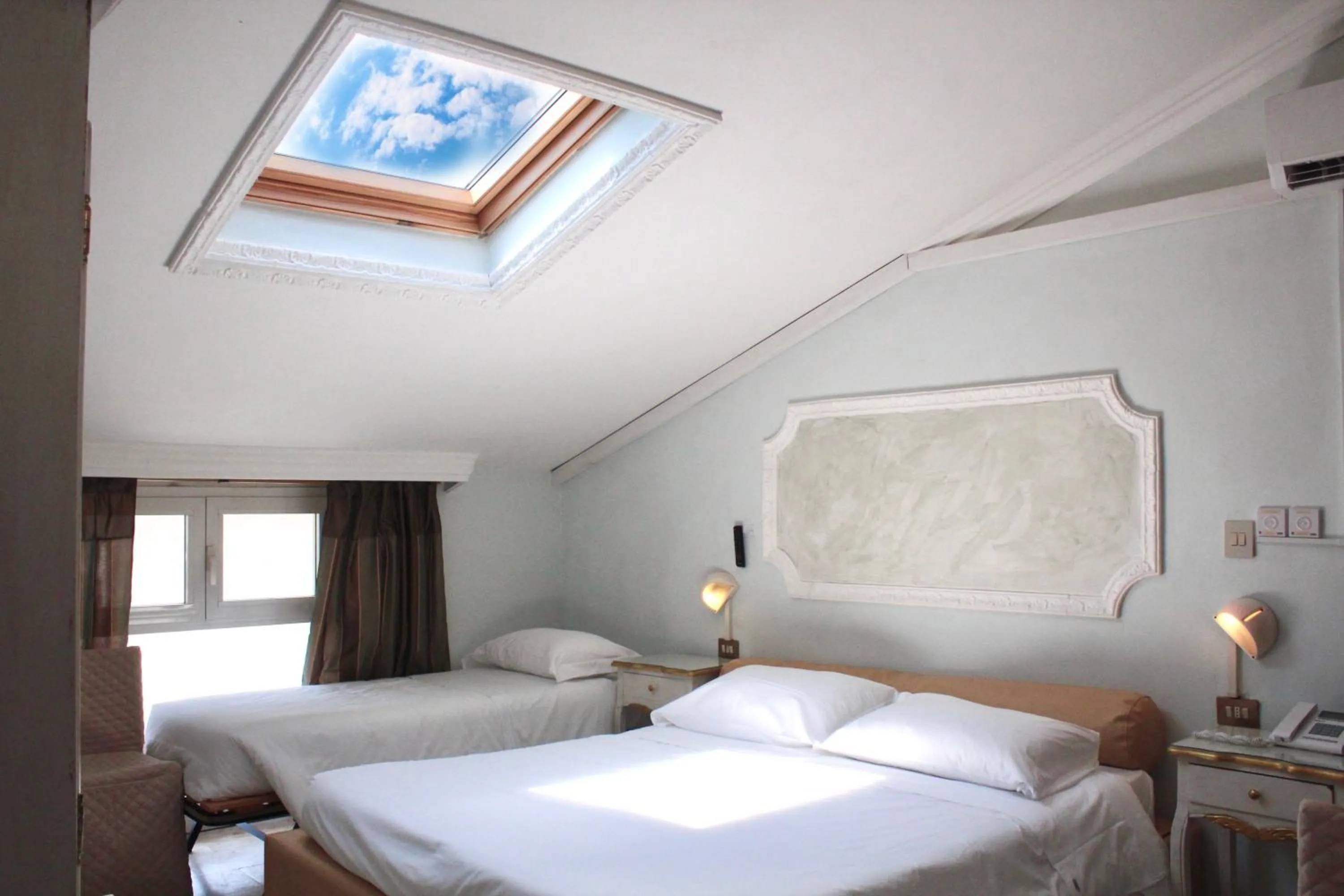 Photo of the whole room, Bed in Hotel Tahiti