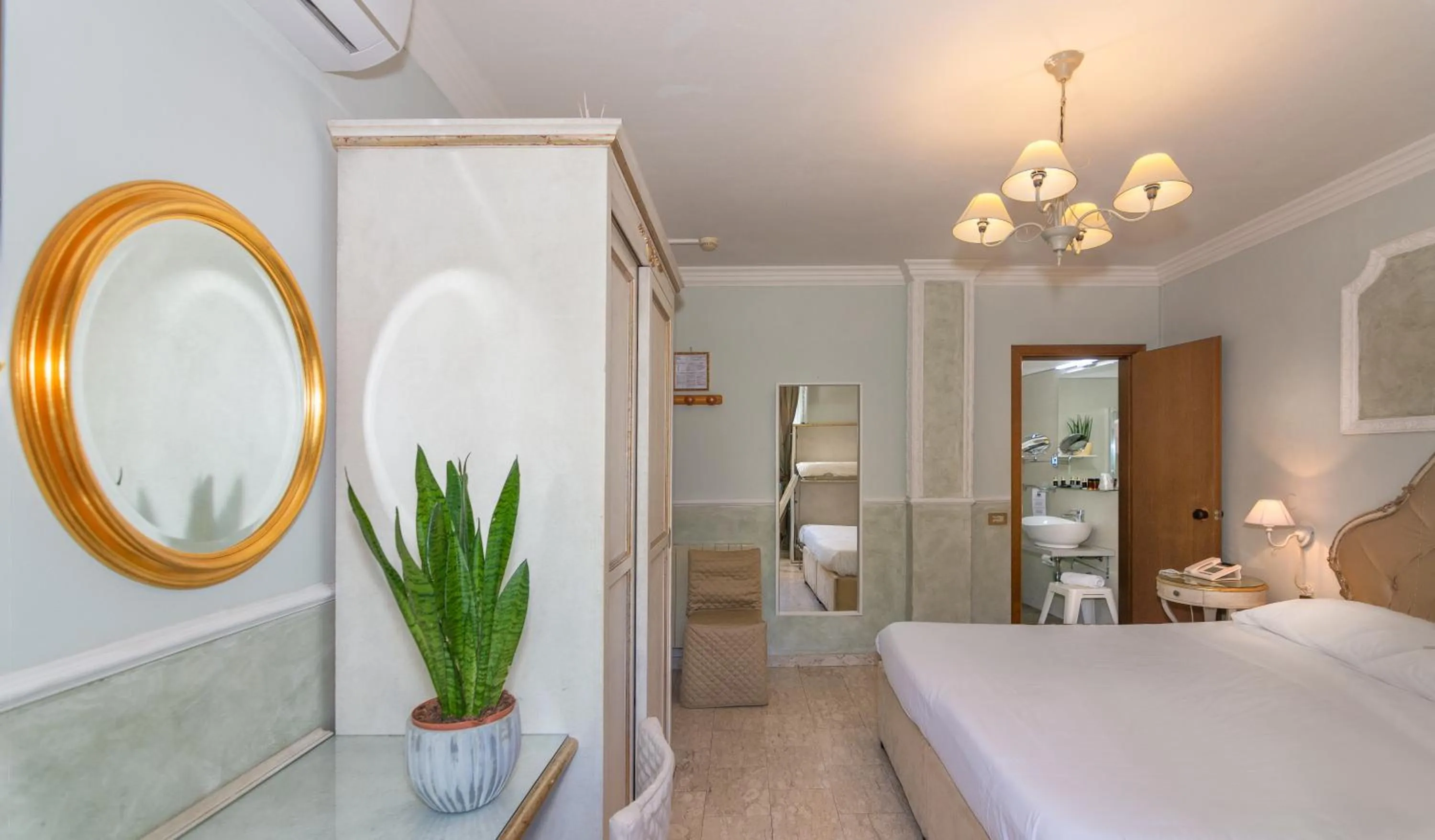 Bedroom, Bed in Hotel Tahiti