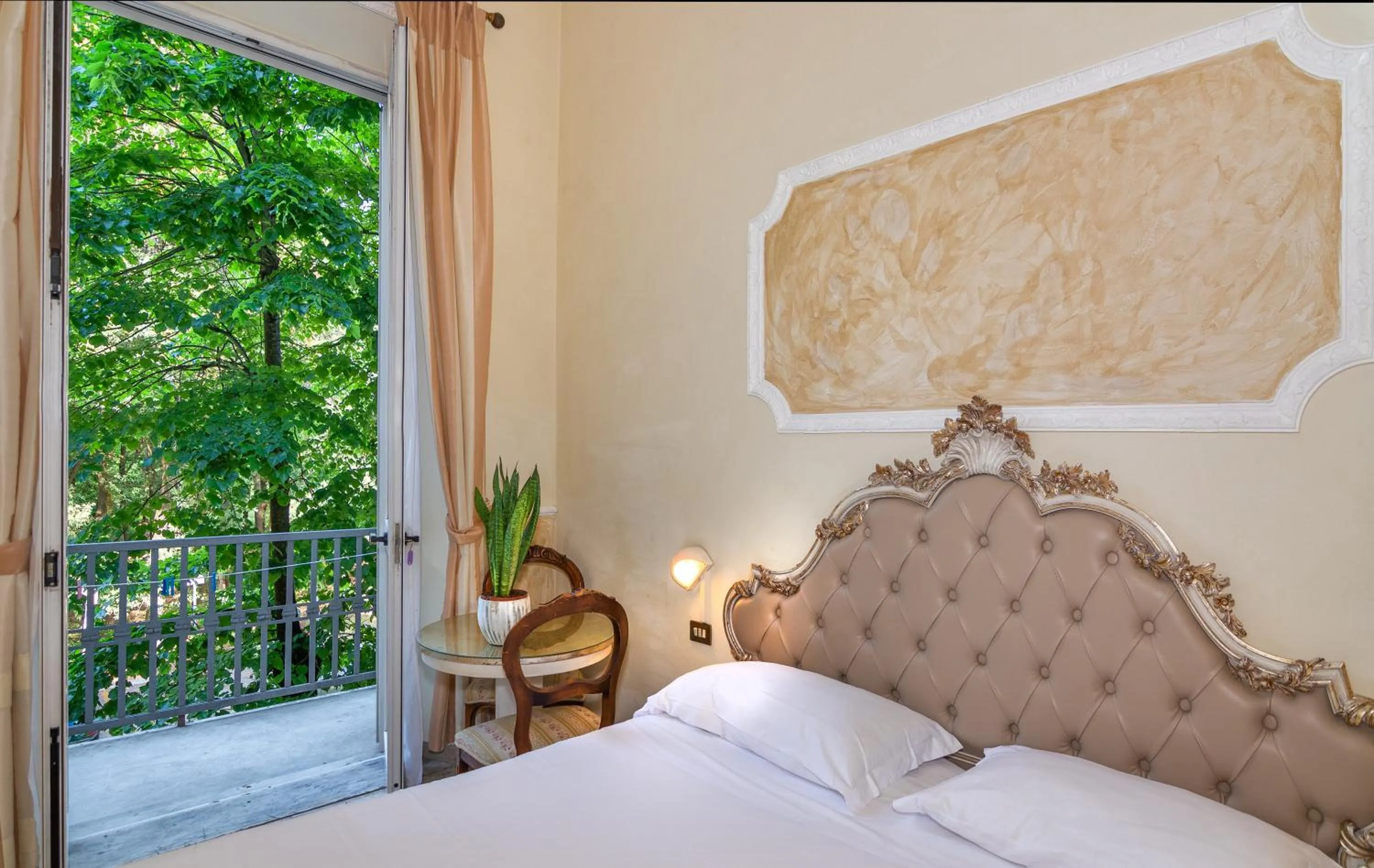 Bedroom, Bed in Hotel Tahiti