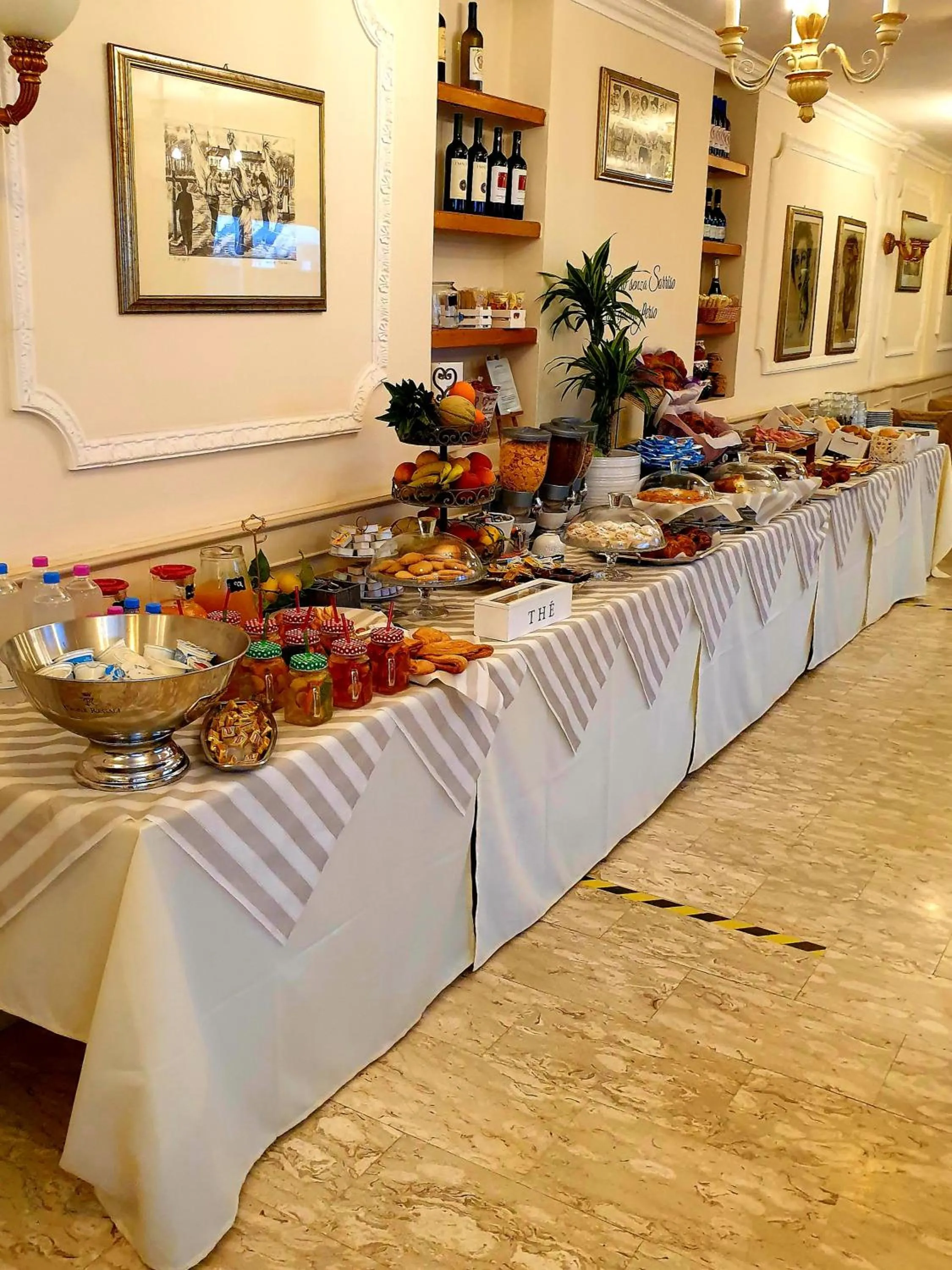 Breakfast in Hotel Tahiti