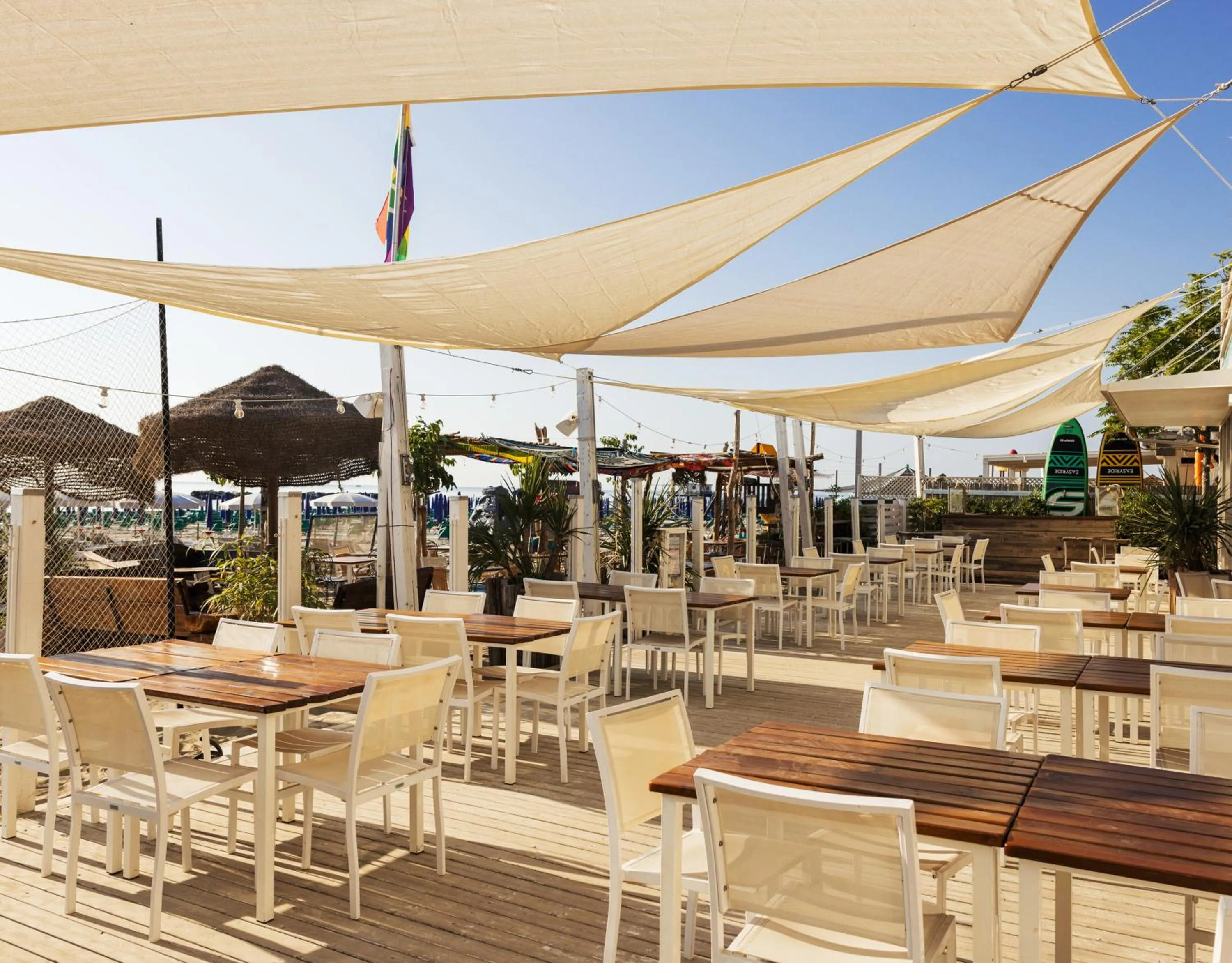 Restaurant/places to eat in Hotel Constellation