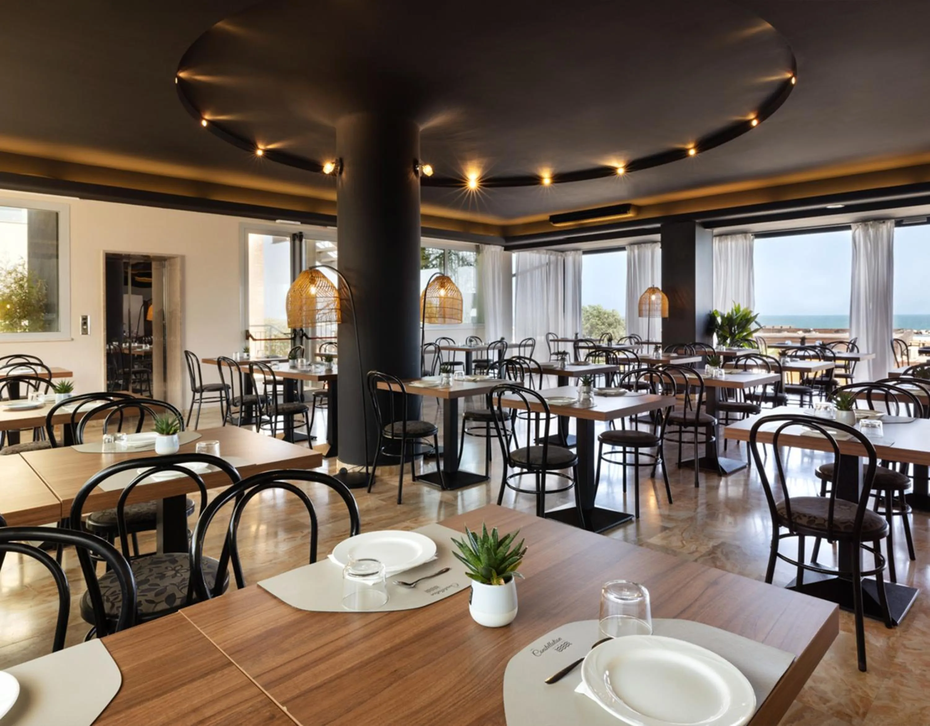 Restaurant/places to eat in Hotel Constellation