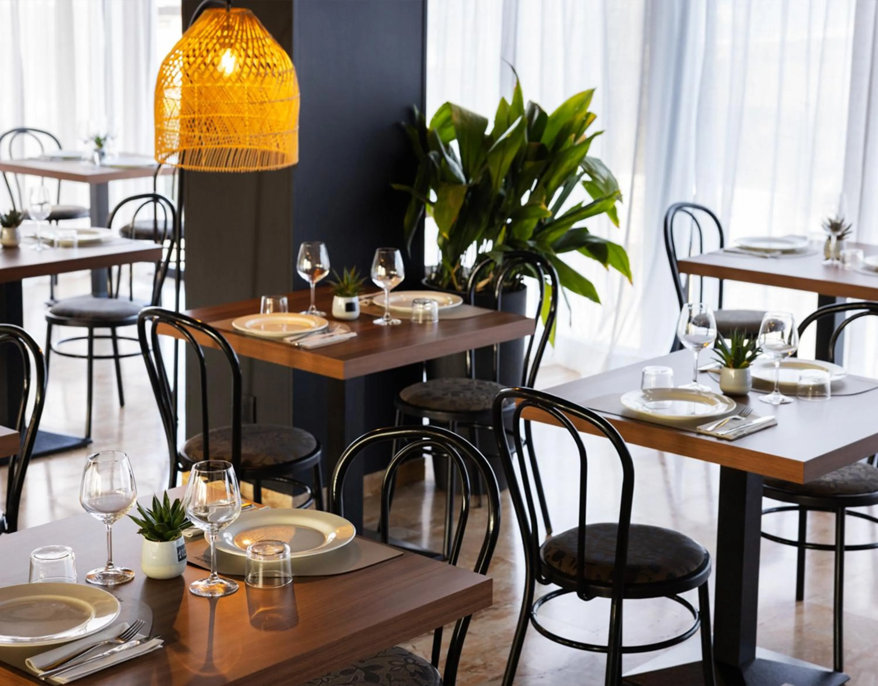 Restaurant/places to eat in Hotel Constellation