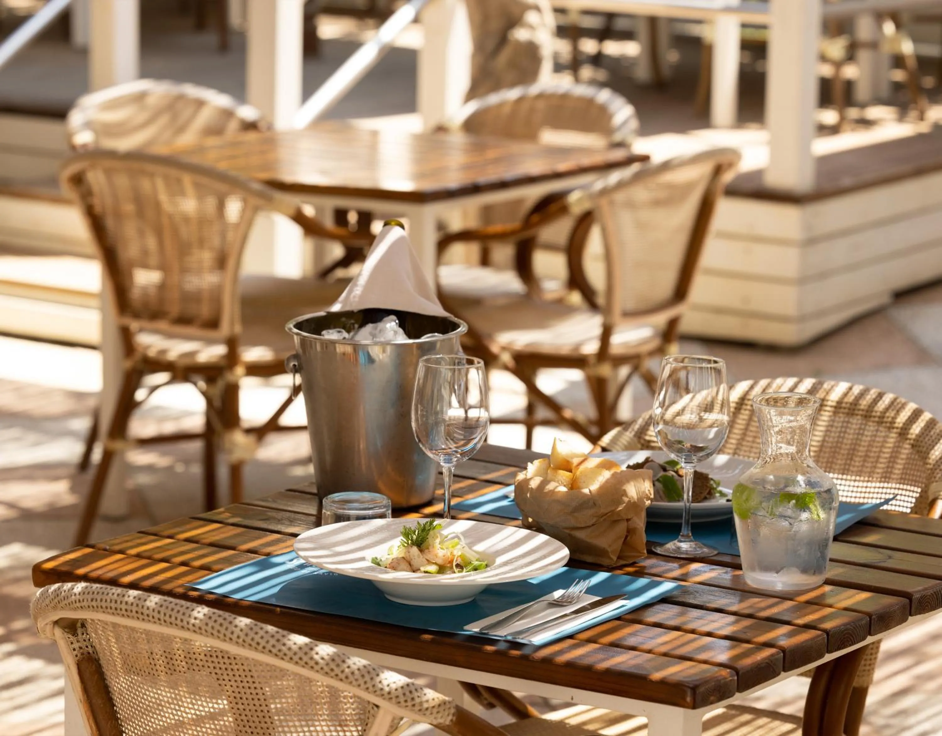 Restaurant/places to eat in Hotel Constellation