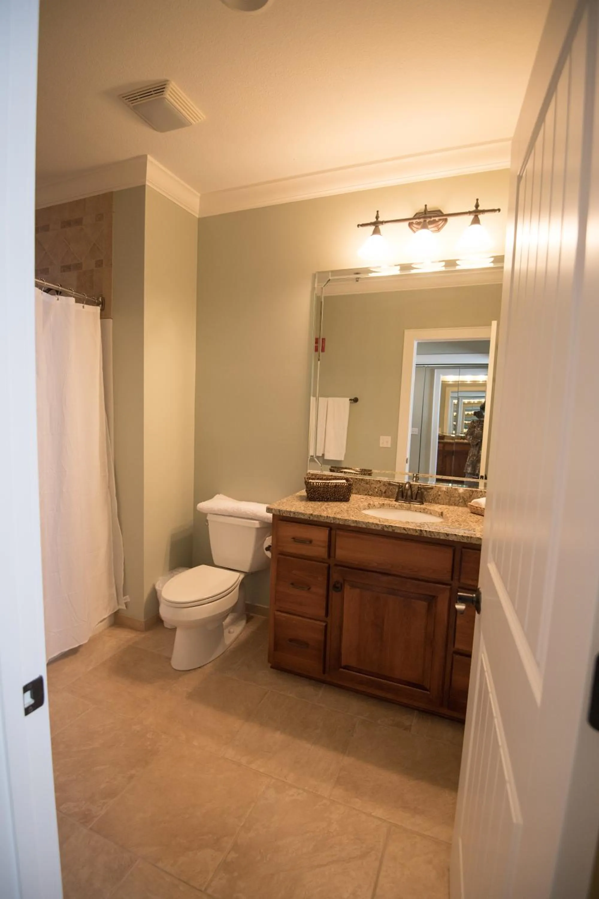 Toilet in Magnolia Creek Lodge