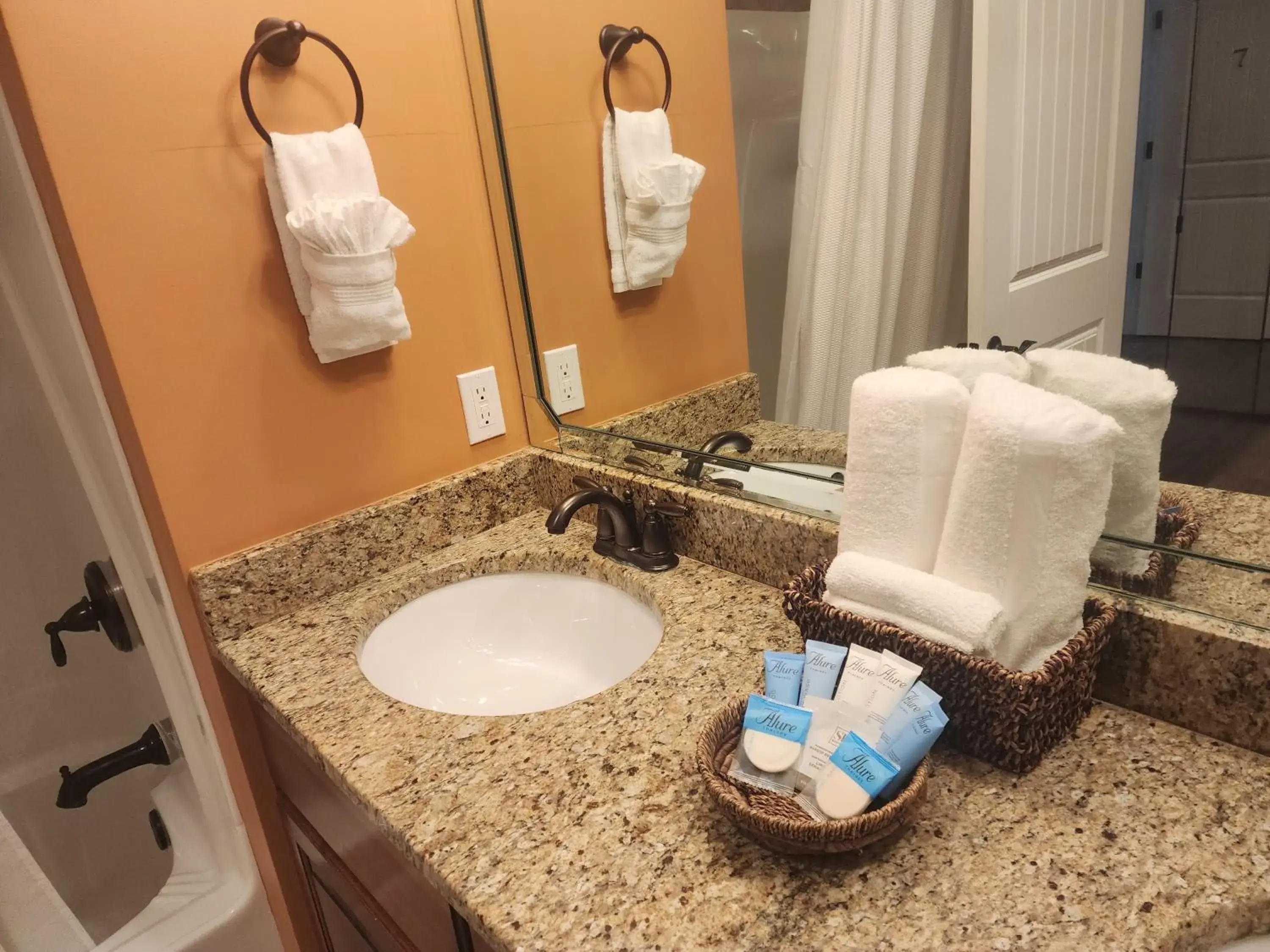 Deluxe Queen Room with Two Queen Beds in Magnolia Creek Lodge Deluxe Queen Room with Two Queen Beds in Magnolia Creek Lodge