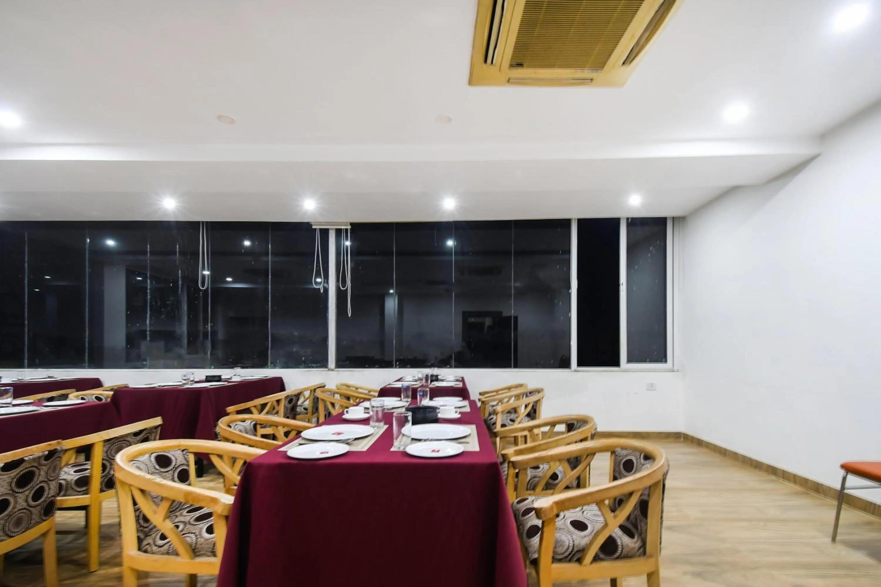 Restaurant/places to eat in Townhouse Best Inn