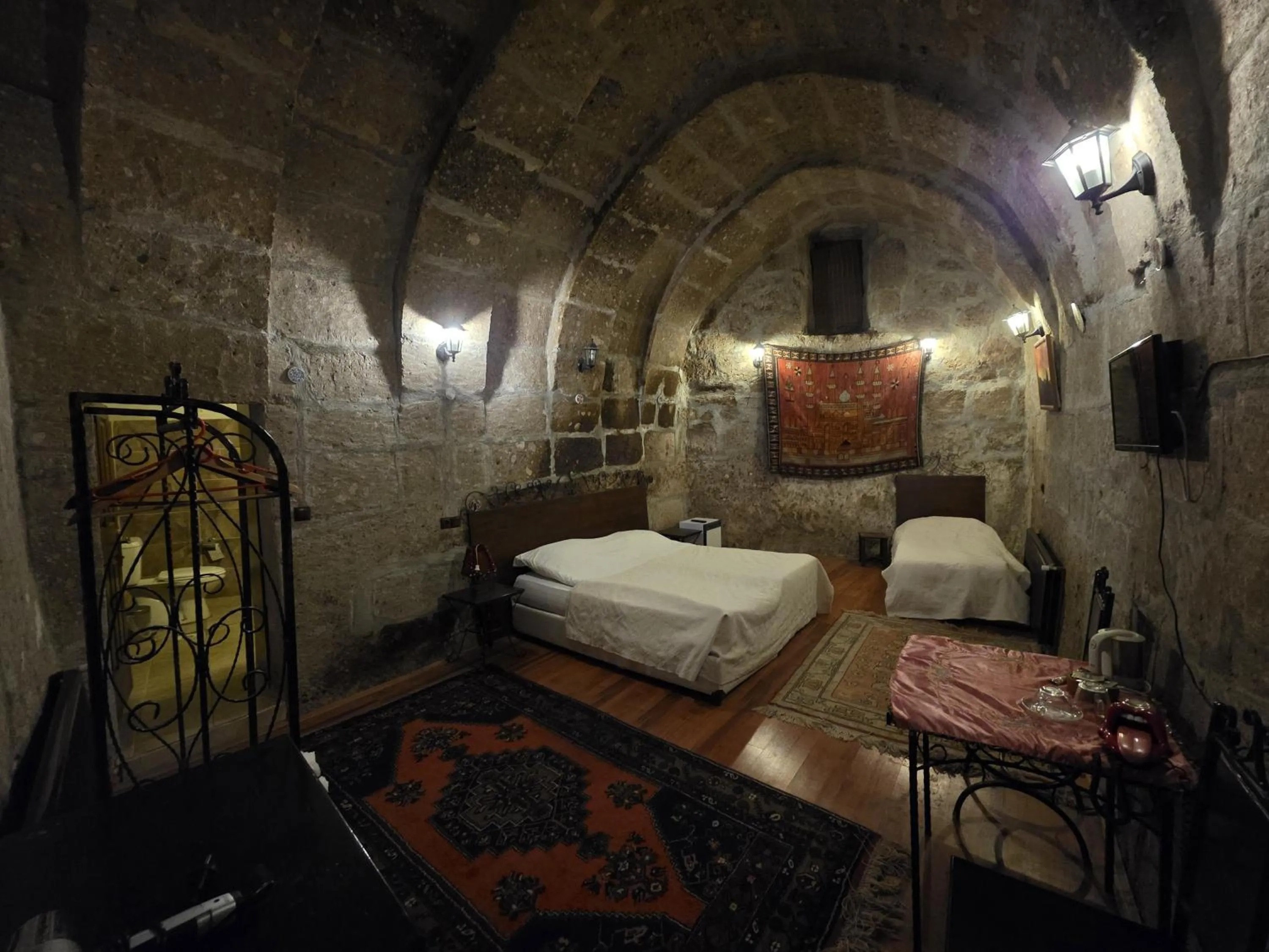 Photo of the whole room, Bed in Kapadokya Ihlara Konaklari & Caves