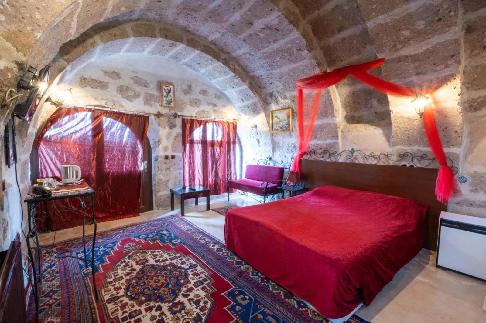Photo of the whole room, Bed in Kapadokya Ihlara Konaklari & Caves