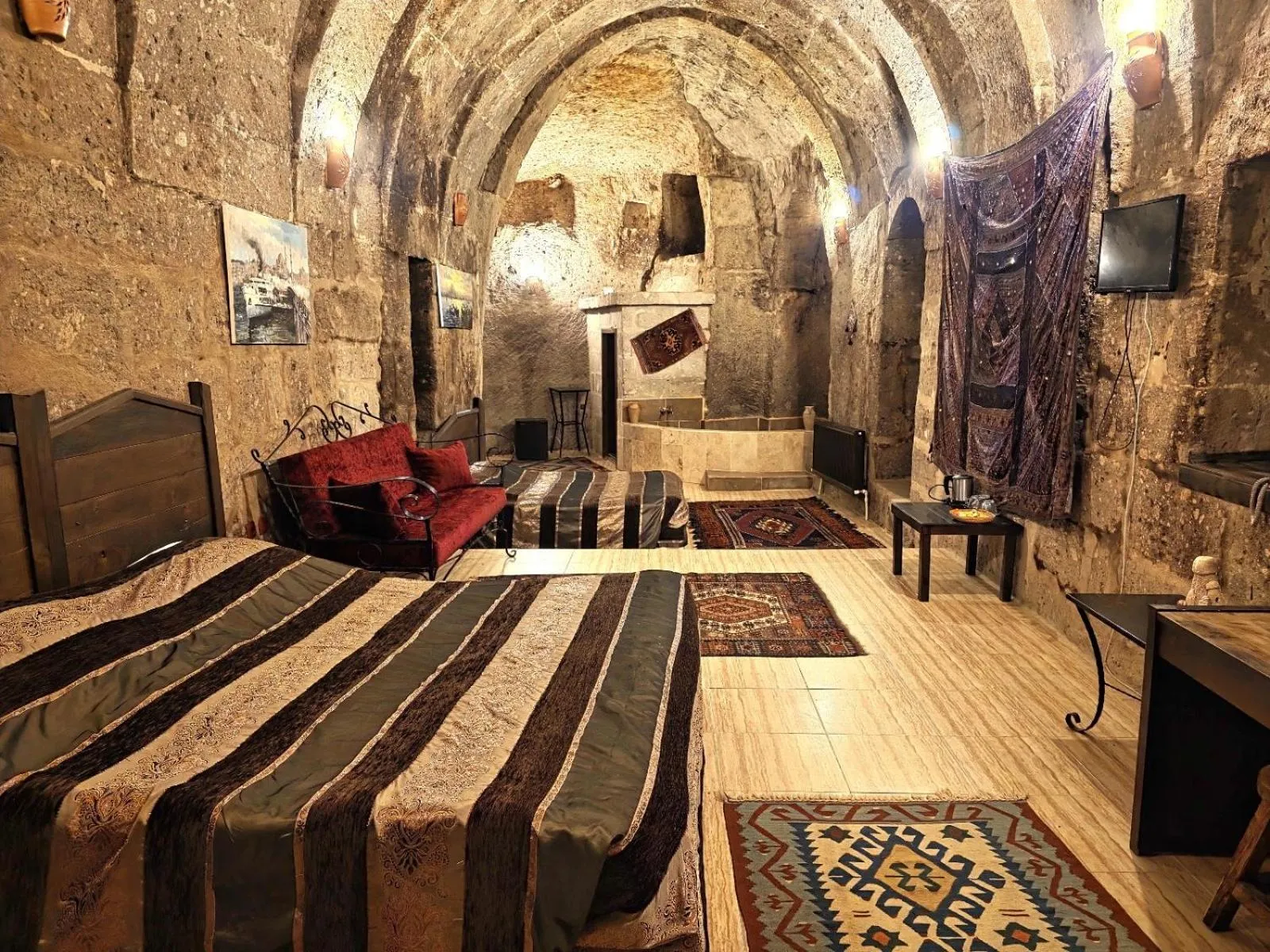 Photo of the whole room, Bed in Kapadokya Ihlara Konaklari & Caves