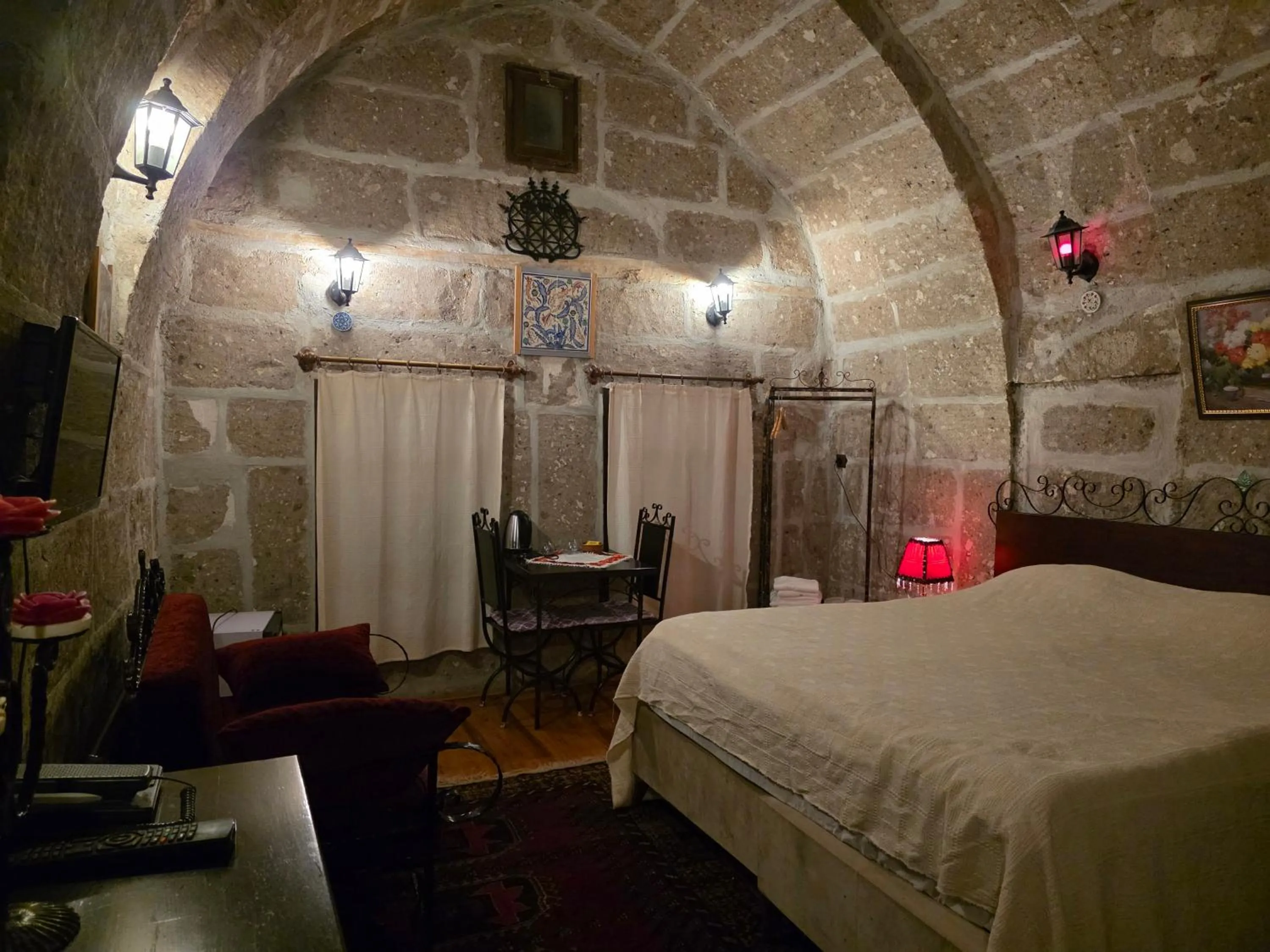 Photo of the whole room, Bed in Kapadokya Ihlara Konaklari & Caves