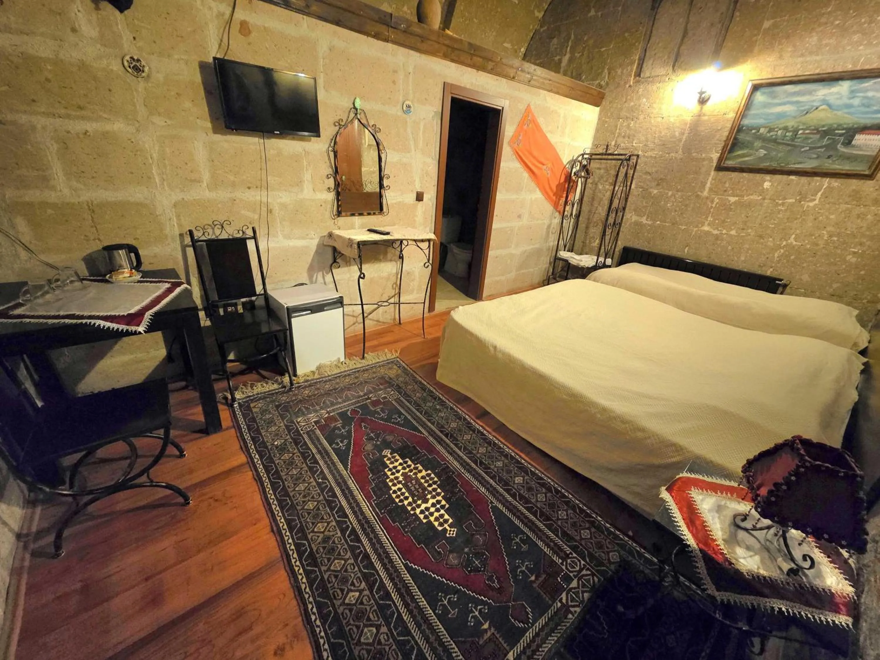 Photo of the whole room, Bed in Kapadokya Ihlara Konaklari & Caves