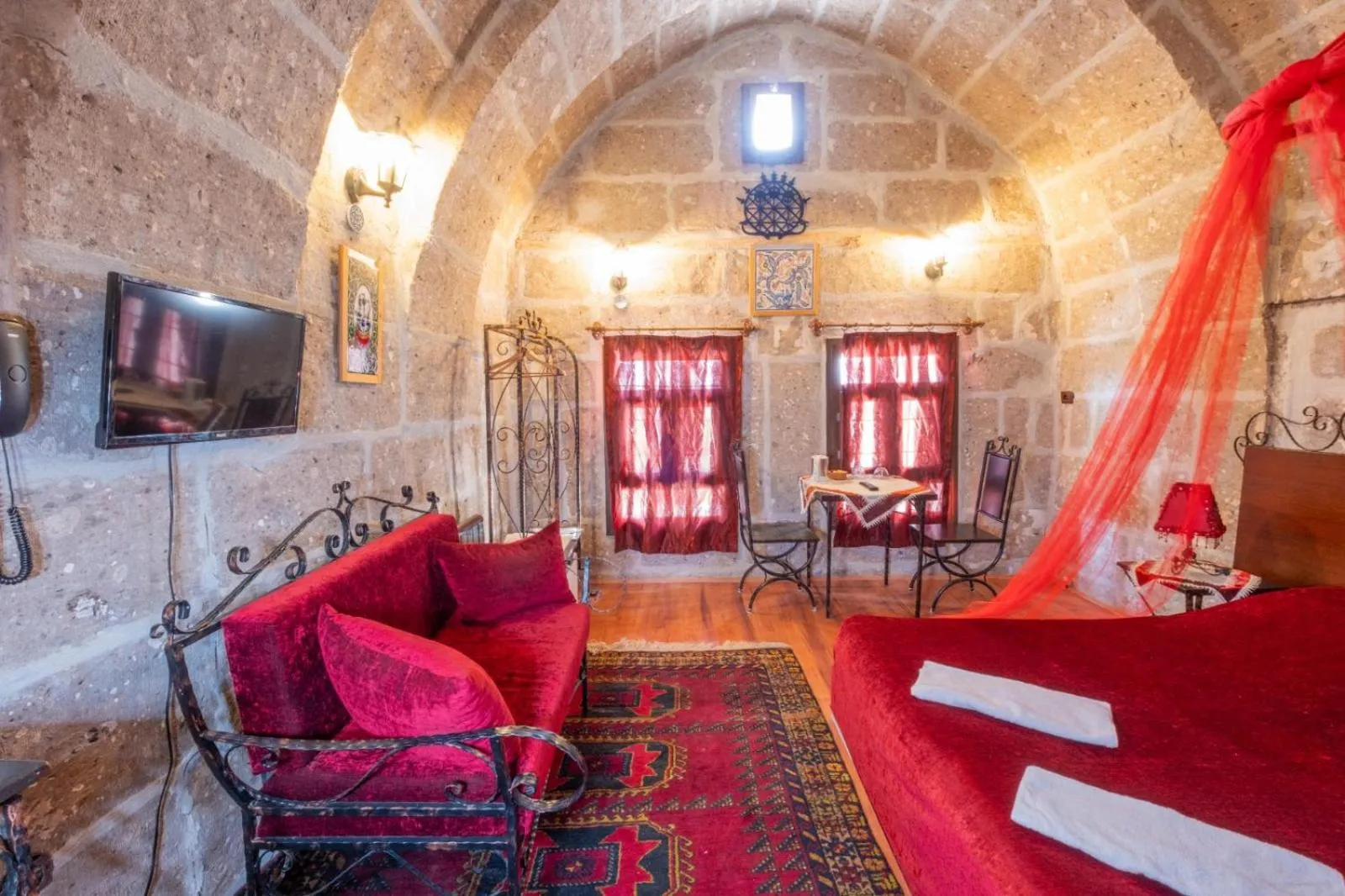 Photo of the whole room, Bed in Kapadokya Ihlara Konaklari & Caves