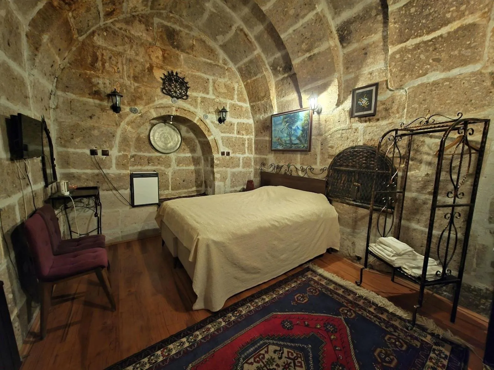 Photo of the whole room, Bed in Kapadokya Ihlara Konaklari & Caves