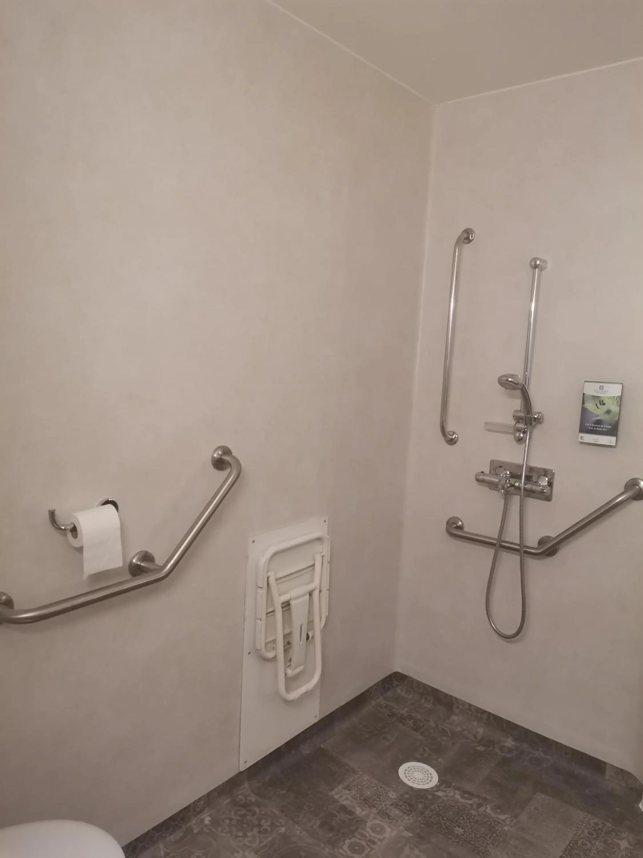 Shower in Sure Hotel by Best Western Saint-Amand-Les-Eaux